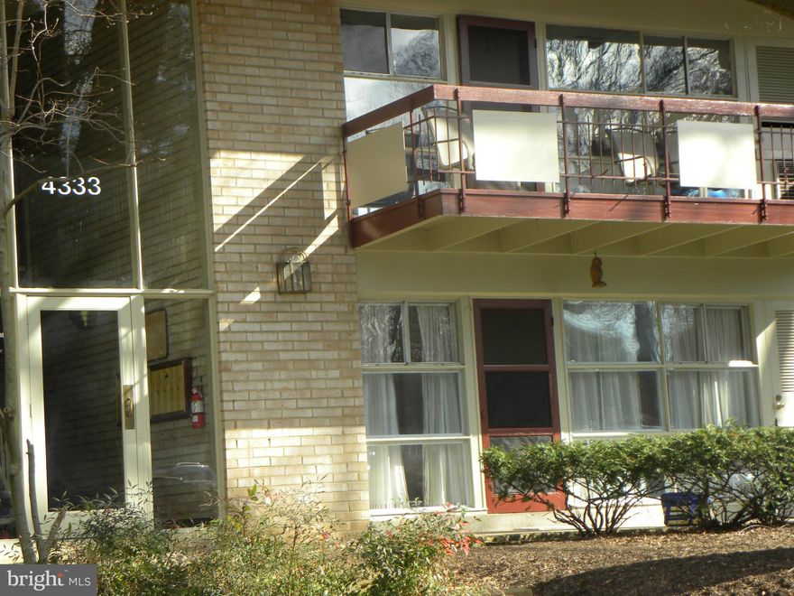 This beautiful condo is move in ready and waiting for you! Schedule an appointment today!!