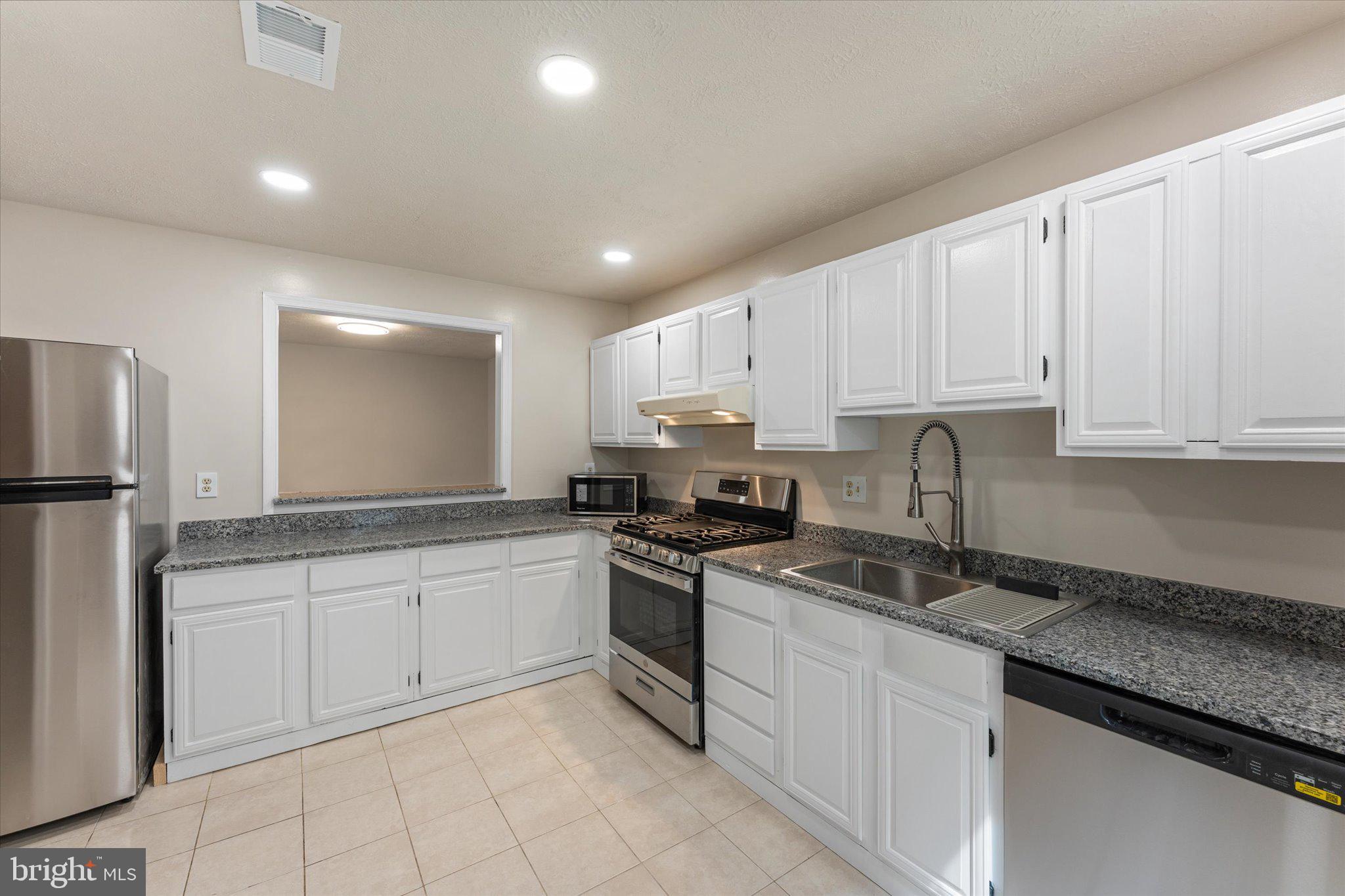 THE OAKTON - Residential Lease