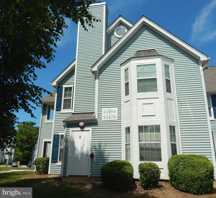 Beautiful second floor condo one bedroom, one bathroom! This condo is freshly painted, beautiful hardwood floors and granite countertops. Convenient to both 301 and I-95. Washer and dryer in unit. 
650+ credit score required and net income 3x of rent.  Come and see today!