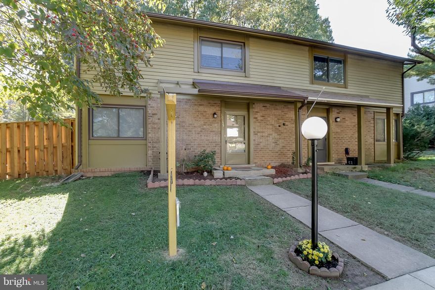 Updated Corner Townhome!!! Very Open and Bright Floorplan Three bedroom, two bath w/ beautiful hardwood floors, custom window treatments & cozy stone surround fireplace. New roof, windows, sliding glass doors & washer/dryer. Beautiful Gourmet kitchen w/granite countertops & stainless steel appliances! AMPLE PARKING Located off of Burke Center Parkway w/easy access to FFX County Parkway & VRE