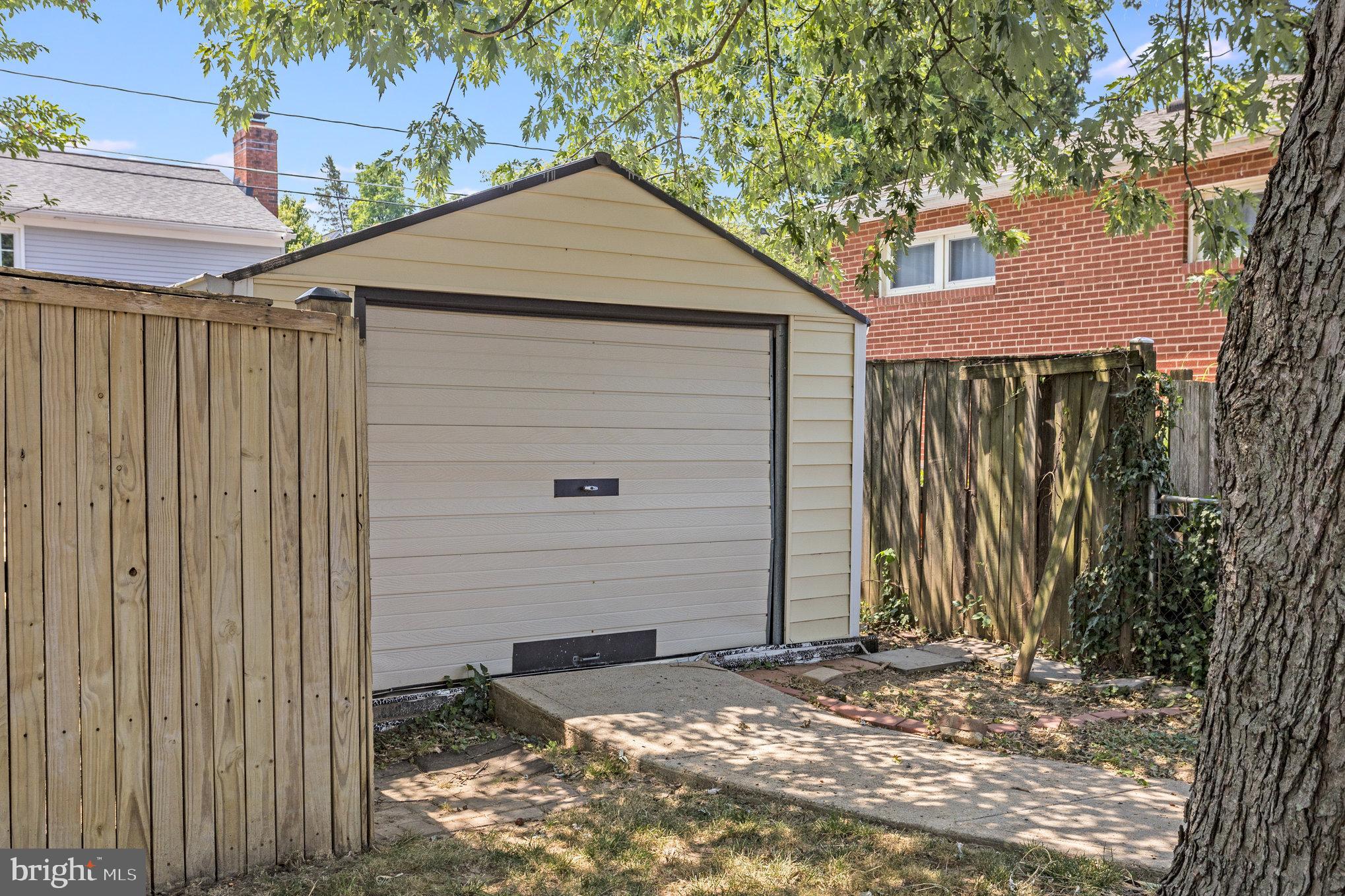 GLENCARLYN - Residential Lease