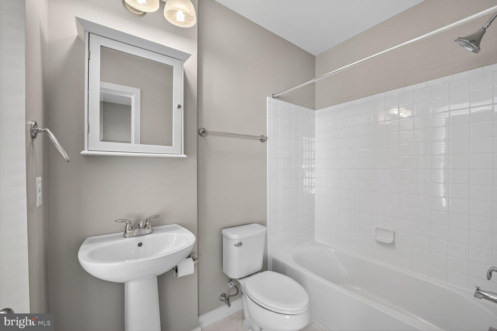 OLD TOWN COMMONS - Residential Lease