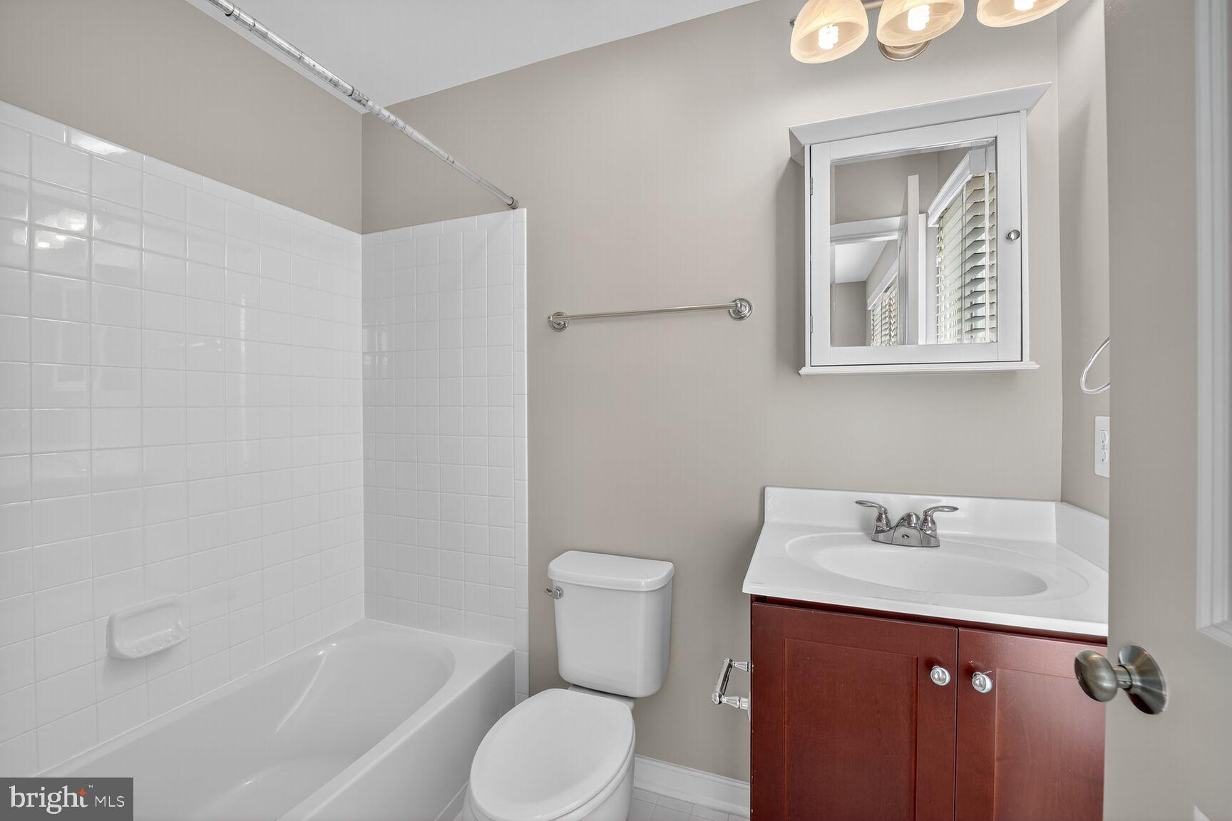 OLD TOWN COMMONS - Residential Lease