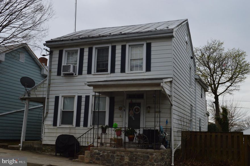 ** SHOWINGS ON MONDAY APRIL 7TH, FROM 3:00 - 5:00 PM AND
WEDNESDAY APRIL 9TH, FROM 10:00 AM - 12:00 PM **
This 3-unit property has one ( 1 Bedroom ) with a huge deck in the rear and two ( 2 Bedrooms ). The units are all long-term tenant-occupied and in good shape. The tenants have a coin-operated laundry room on the property. Separate electricity for each unit with ample parking in the rear of the building or street parking. This is a must-see and will go really fast.. *******SOLD STRICTLY AS-IS****