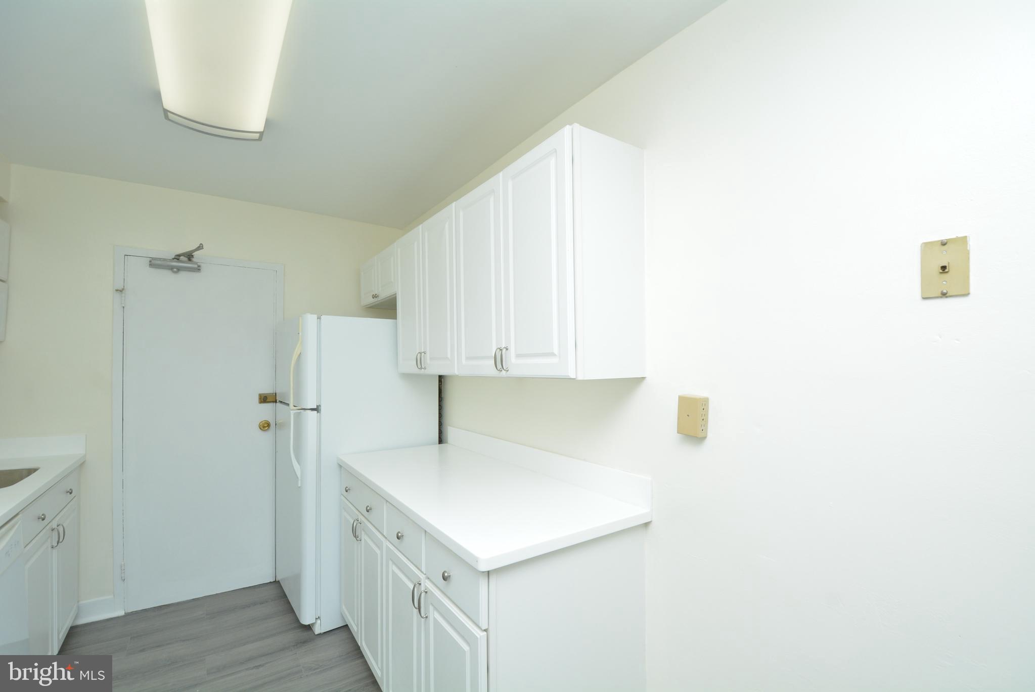 RIVER TOWERS - Residential Lease