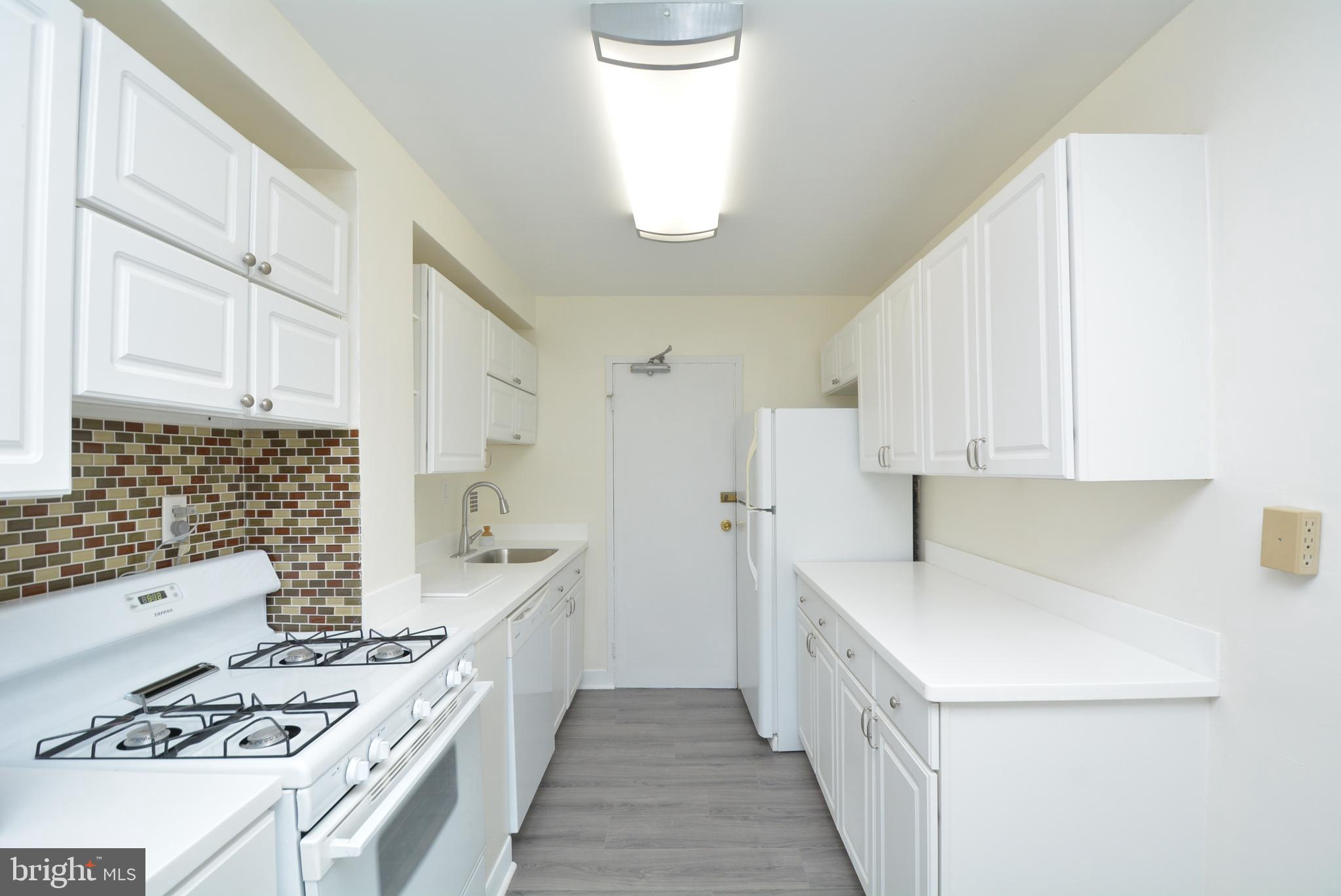 RIVER TOWERS - Residential Lease