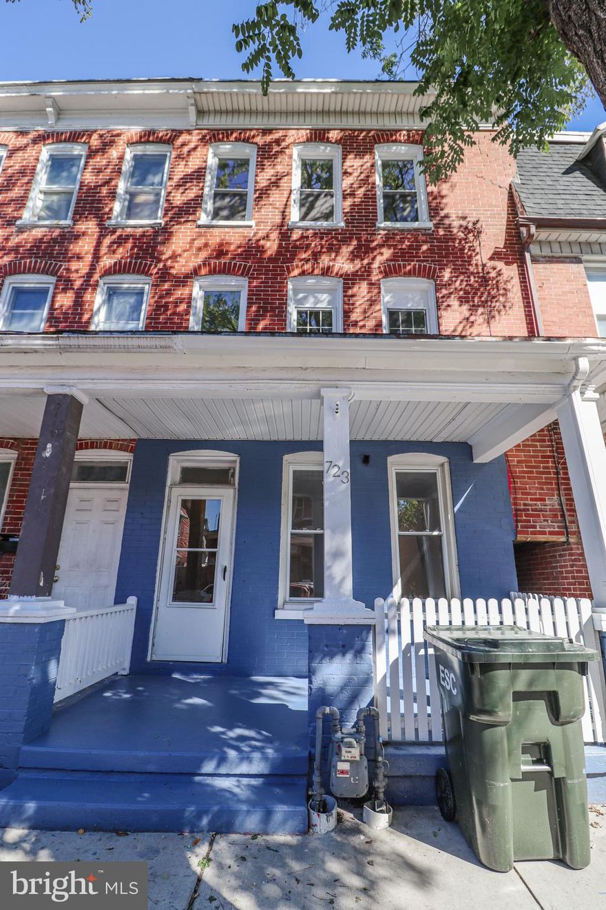 This stately 5 bedroom townhouse in York would be the perfect place to call home. You'll appreciate the formal dining room along with all the space the bedrooms plus the full basement provide, and the hardwood flooring along with the ample natural light make this property a gem. Call today to schedule your showing!