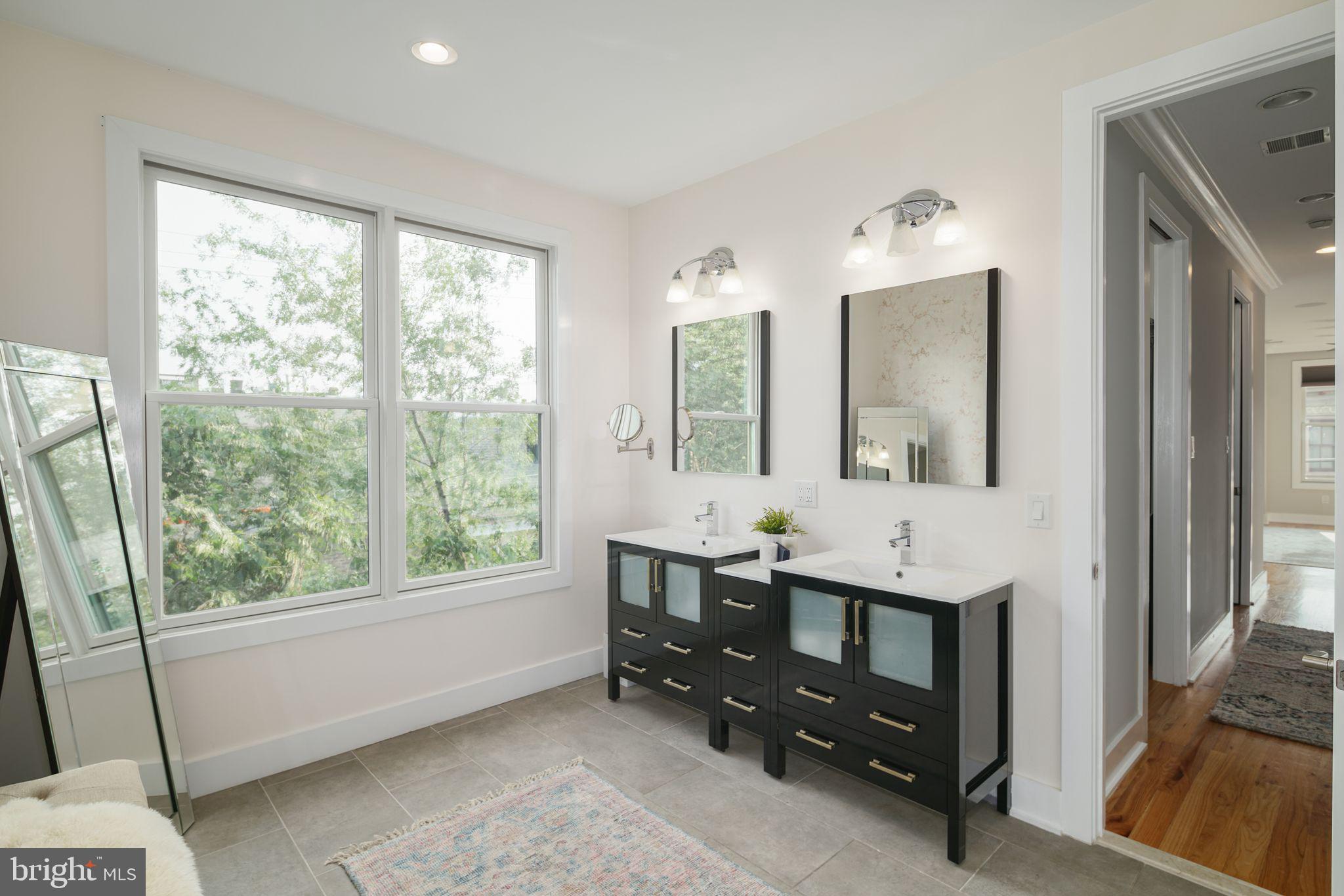 QUEEN VILLAGE - Residential