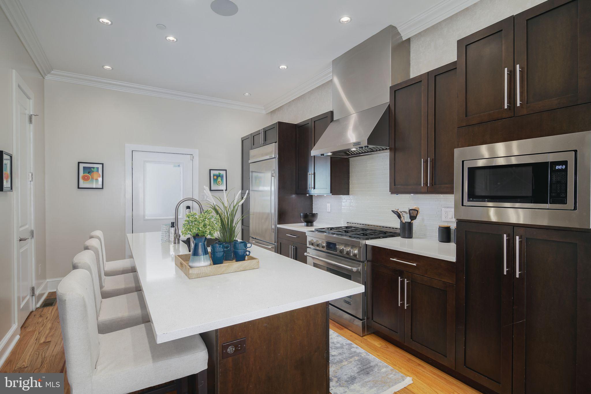 QUEEN VILLAGE - Residential