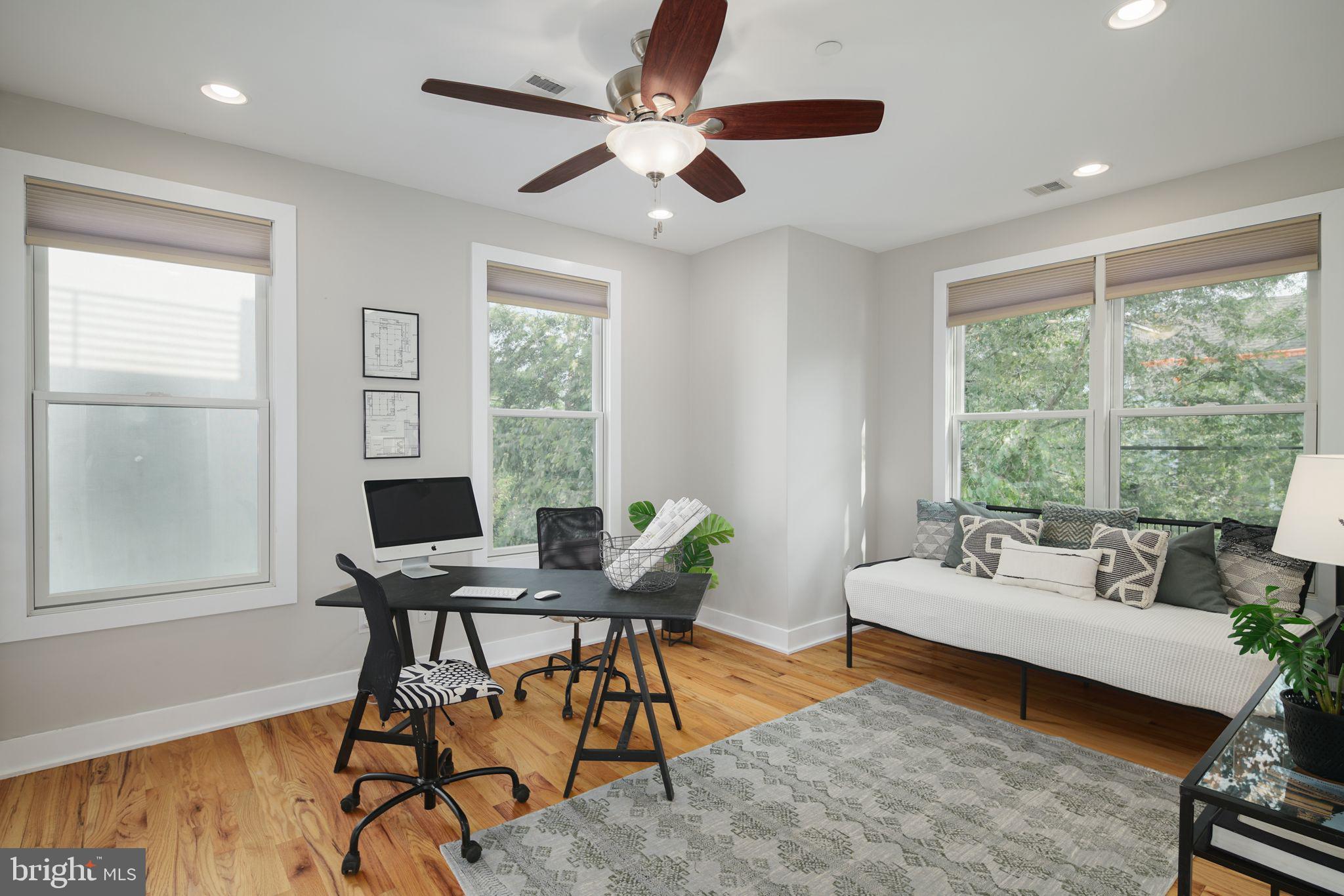 QUEEN VILLAGE - Residential