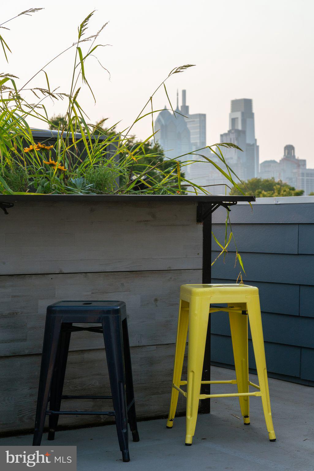 QUEEN VILLAGE - Residential