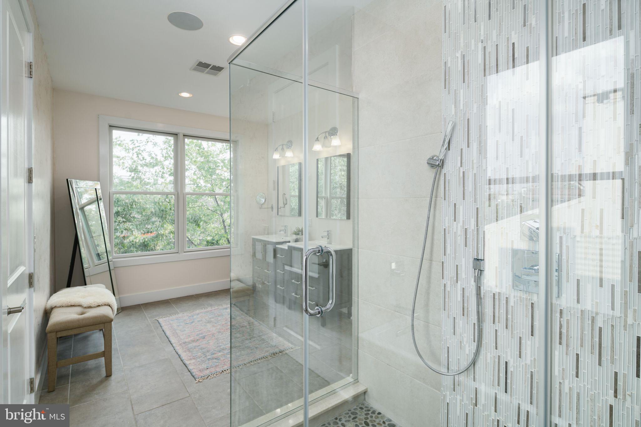 QUEEN VILLAGE - Residential