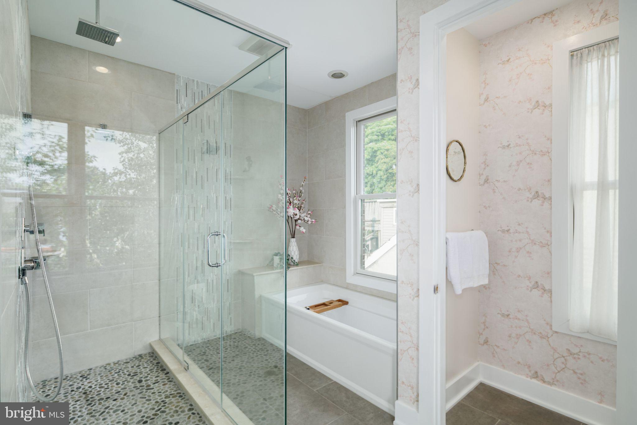 QUEEN VILLAGE - Residential