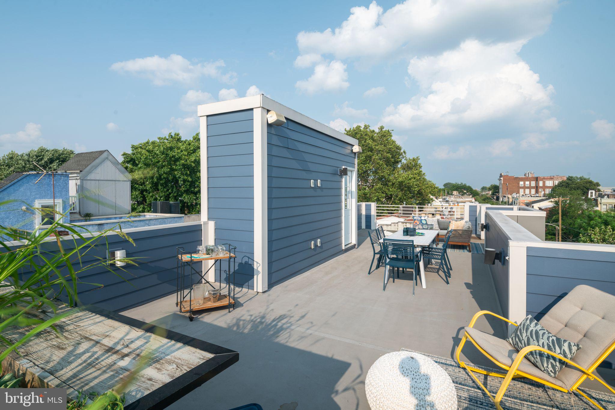 QUEEN VILLAGE - Residential