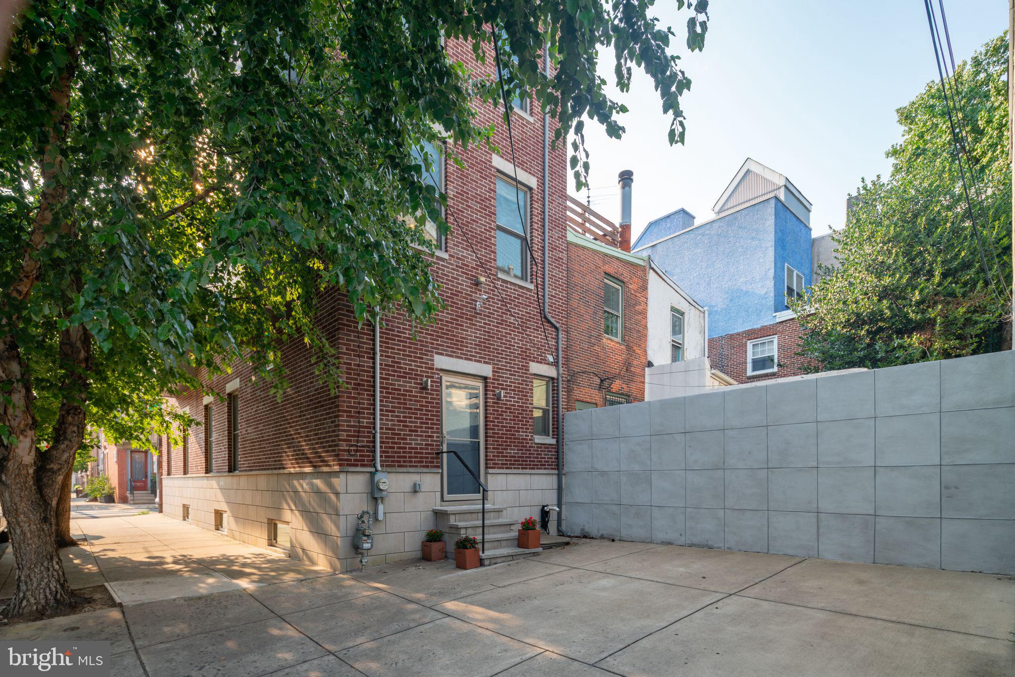 QUEEN VILLAGE - Residential