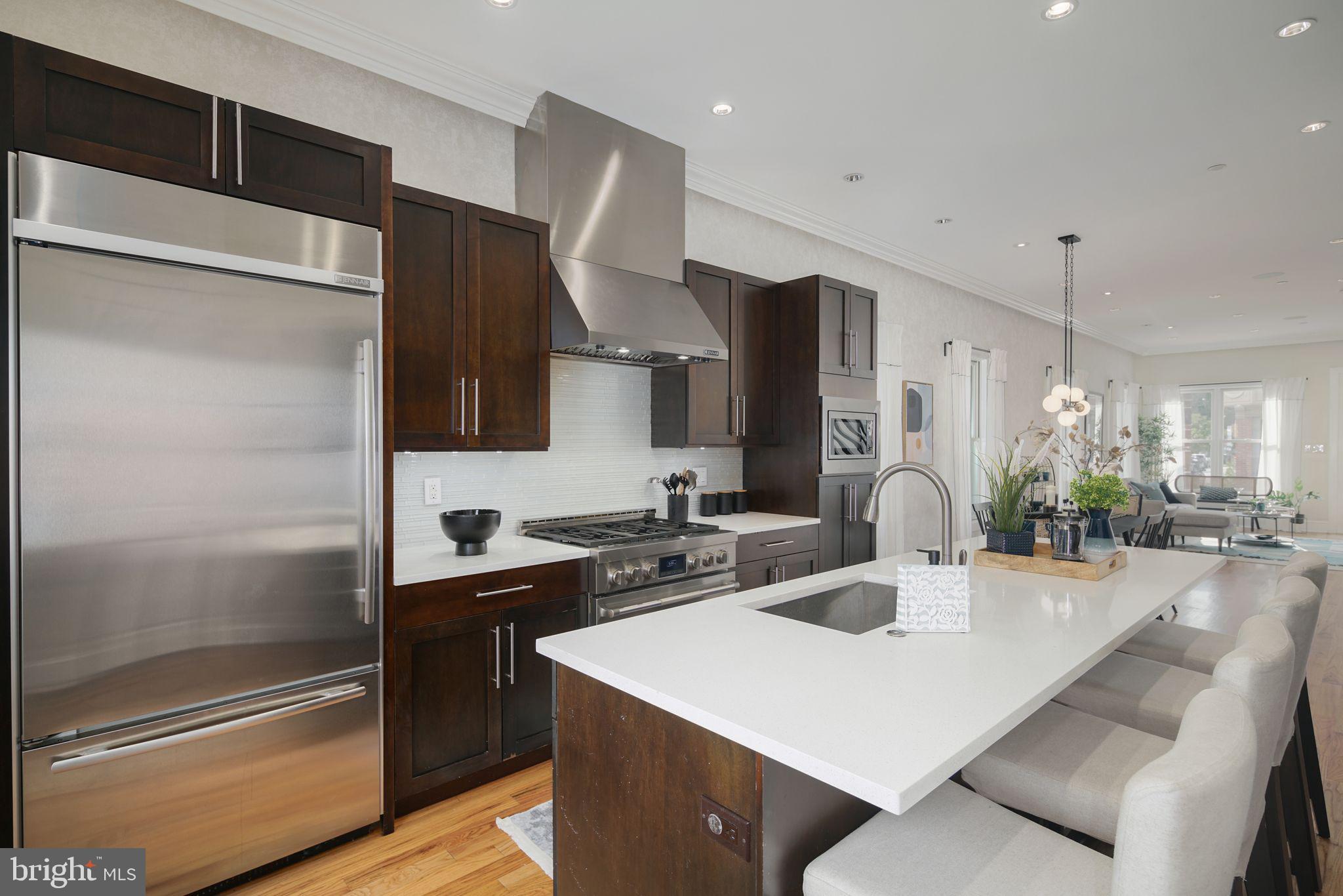 QUEEN VILLAGE - Residential