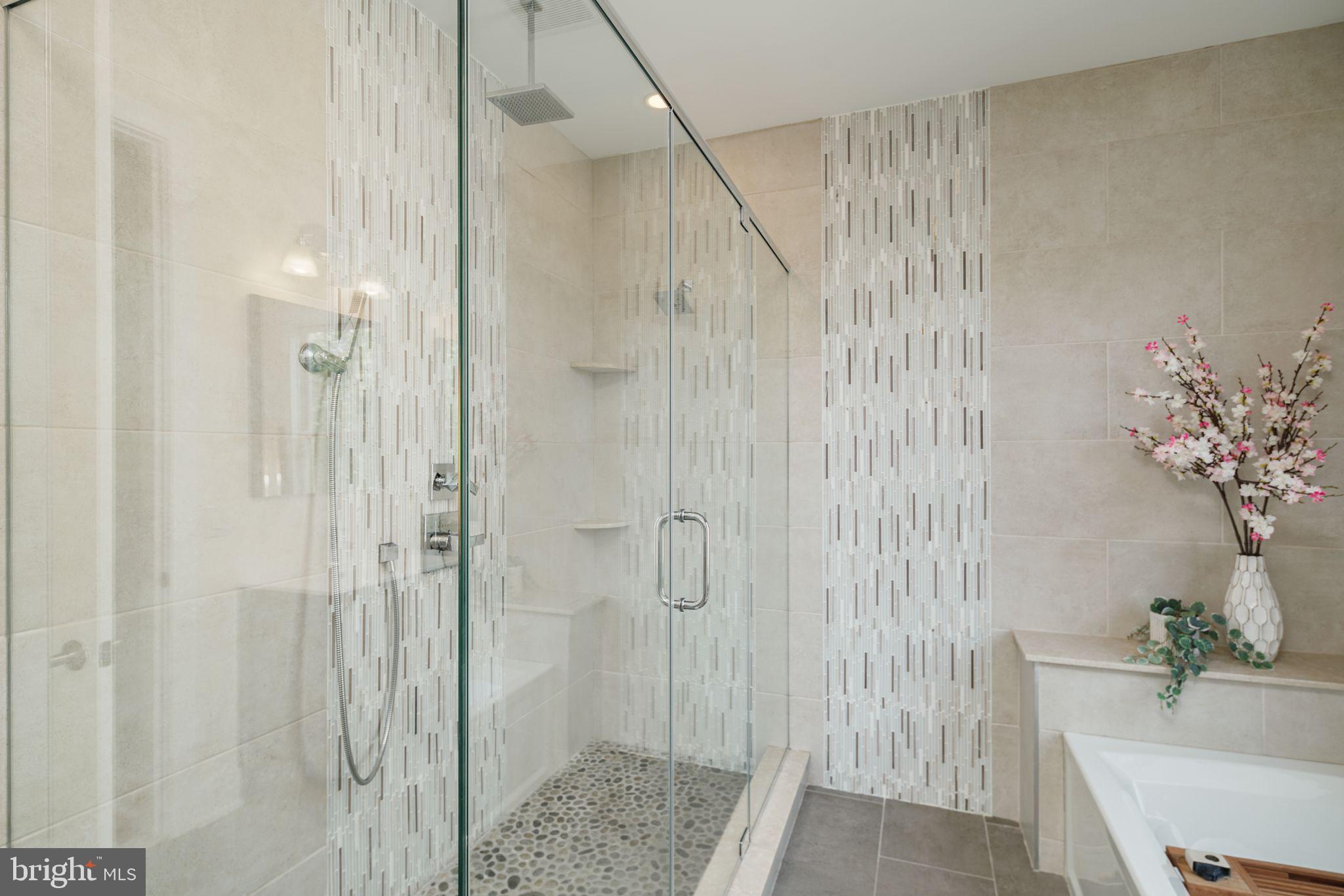 QUEEN VILLAGE - Residential