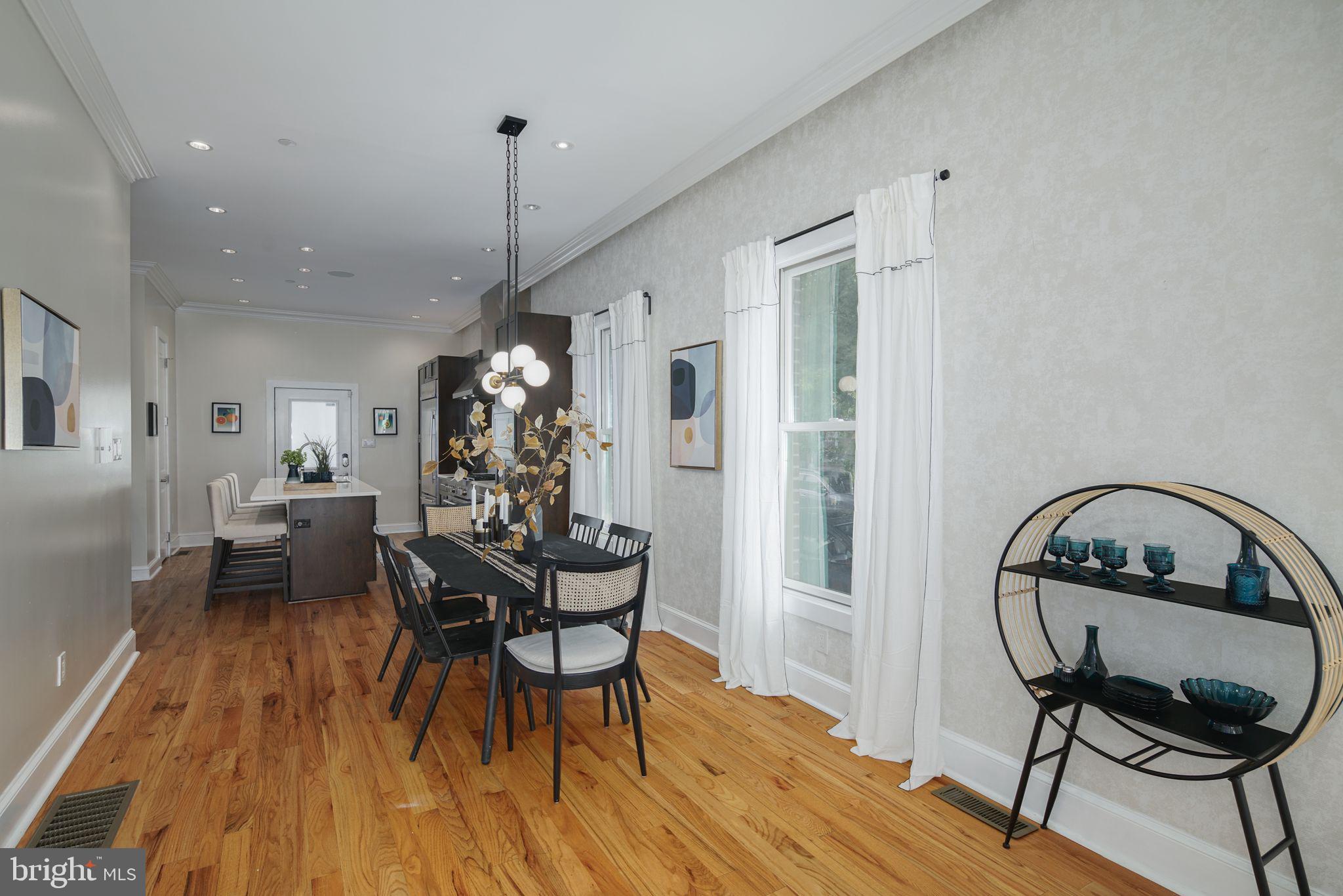 QUEEN VILLAGE - Residential