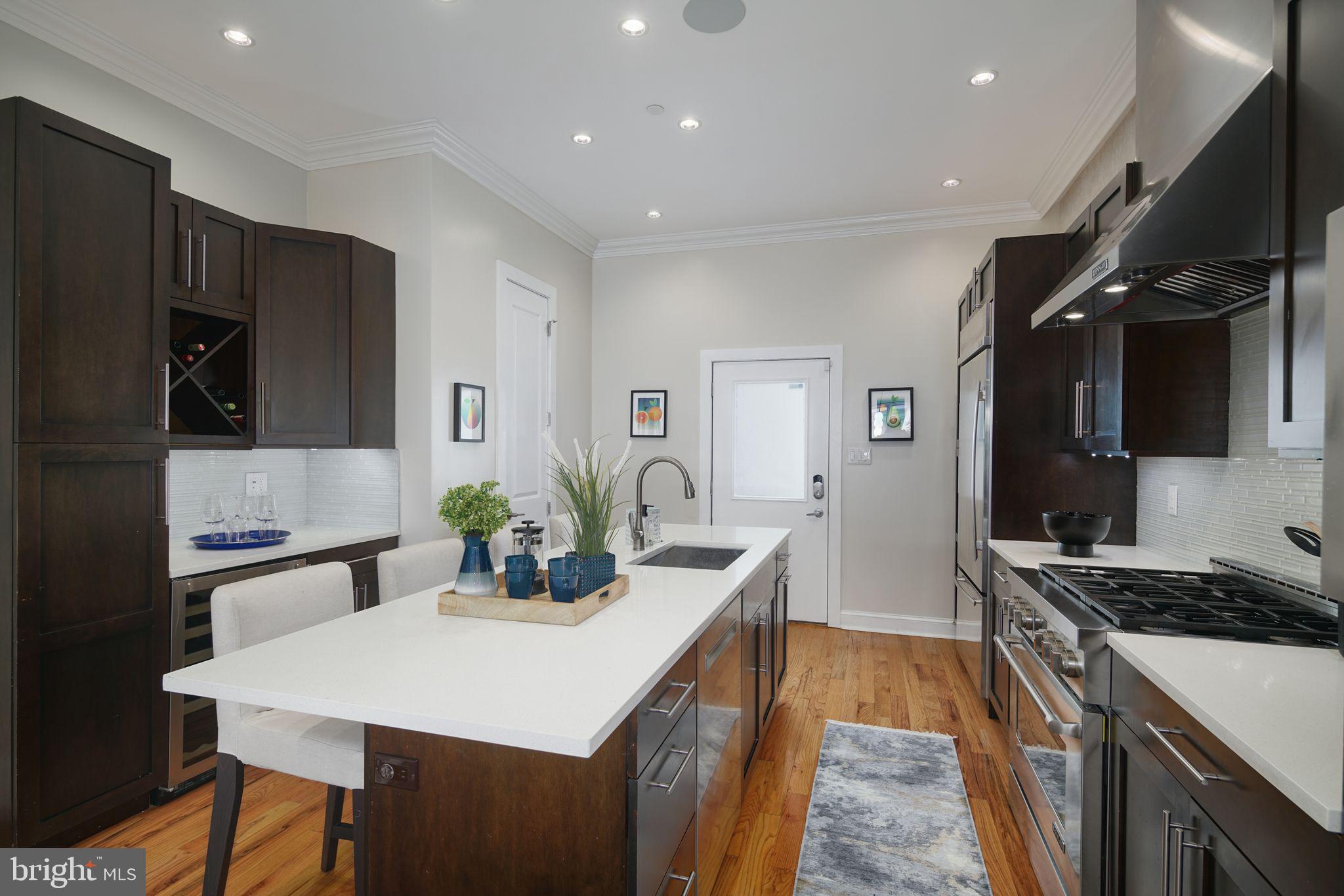 QUEEN VILLAGE - Residential