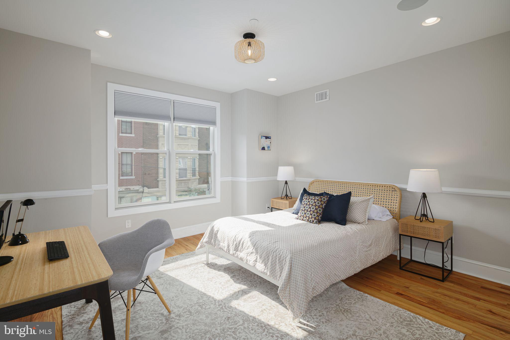 QUEEN VILLAGE - Residential