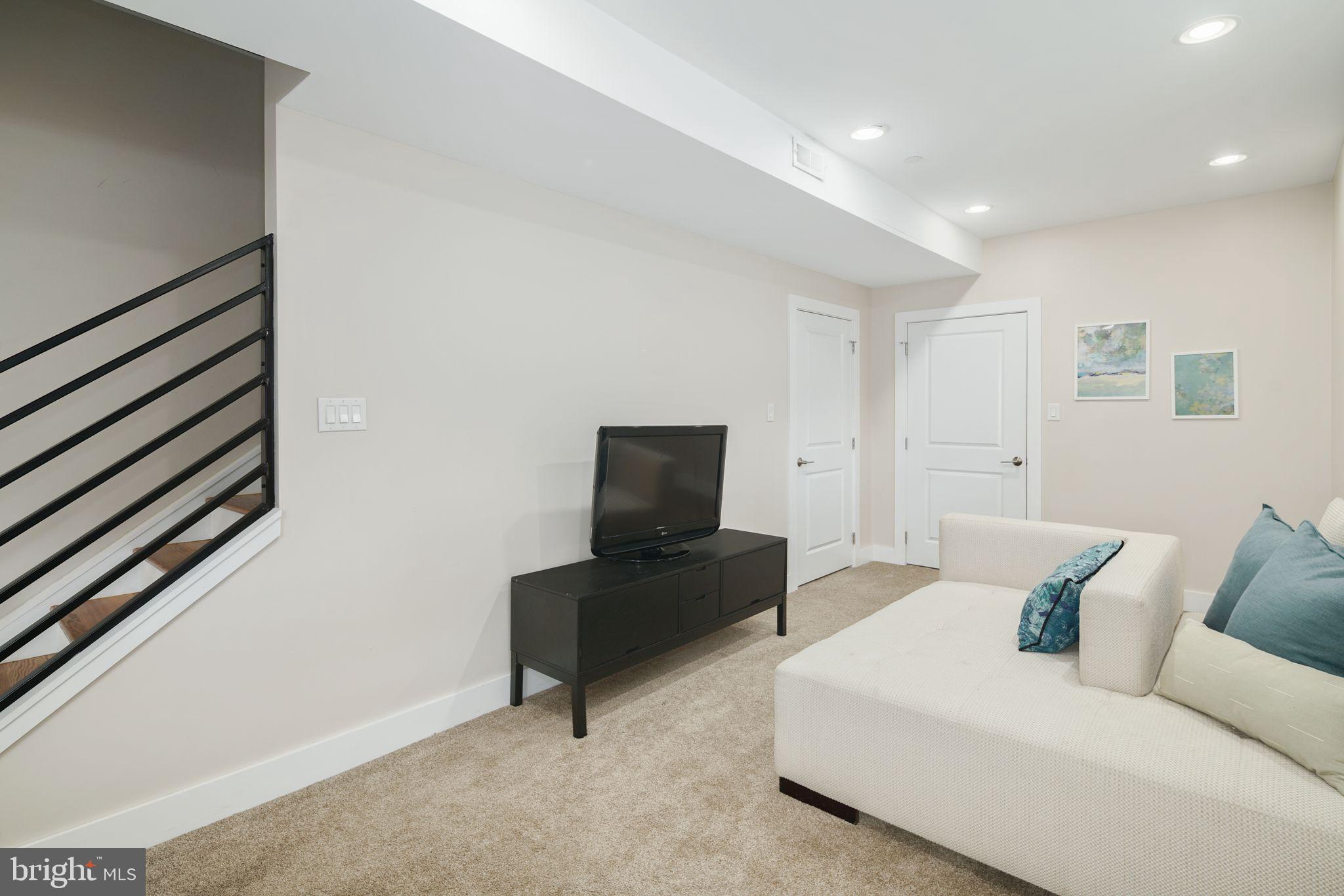 QUEEN VILLAGE - Residential