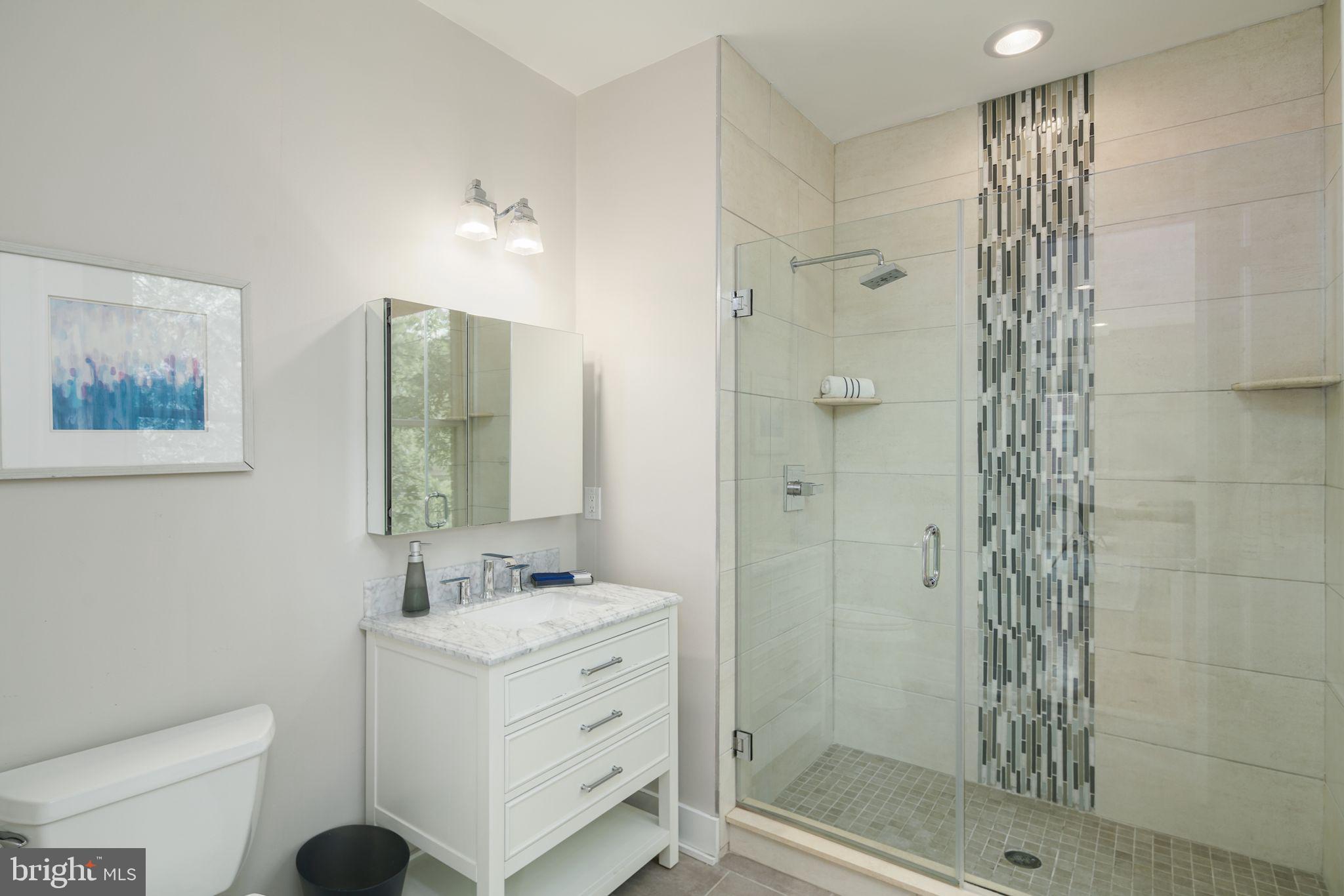 QUEEN VILLAGE - Residential