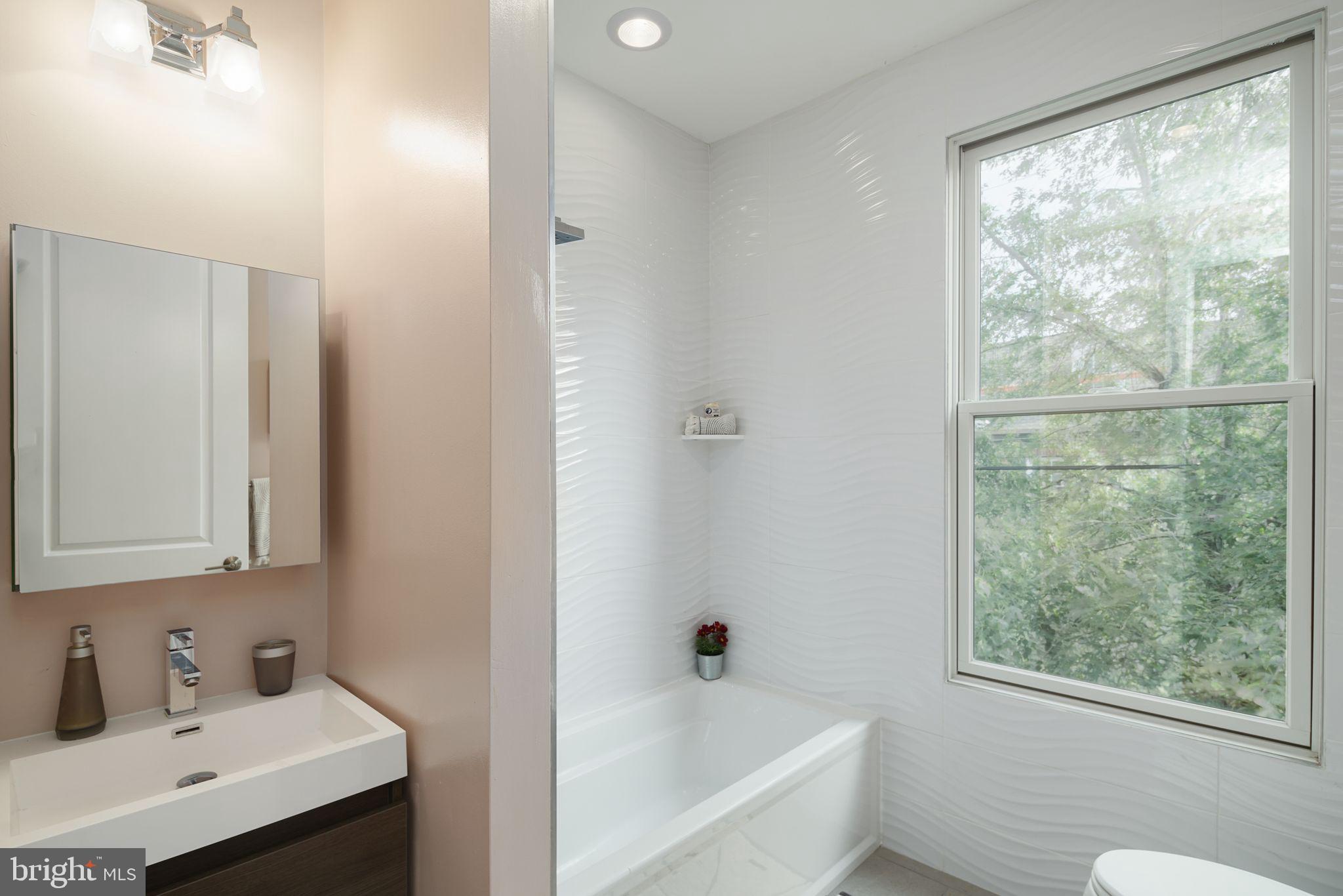 QUEEN VILLAGE - Residential