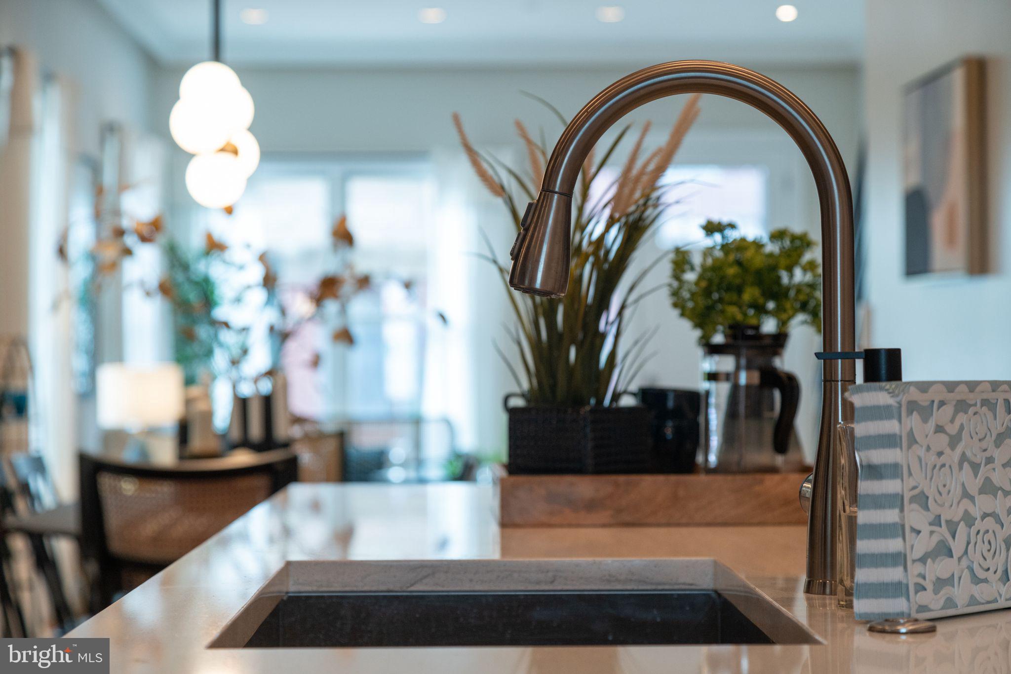 QUEEN VILLAGE - Residential