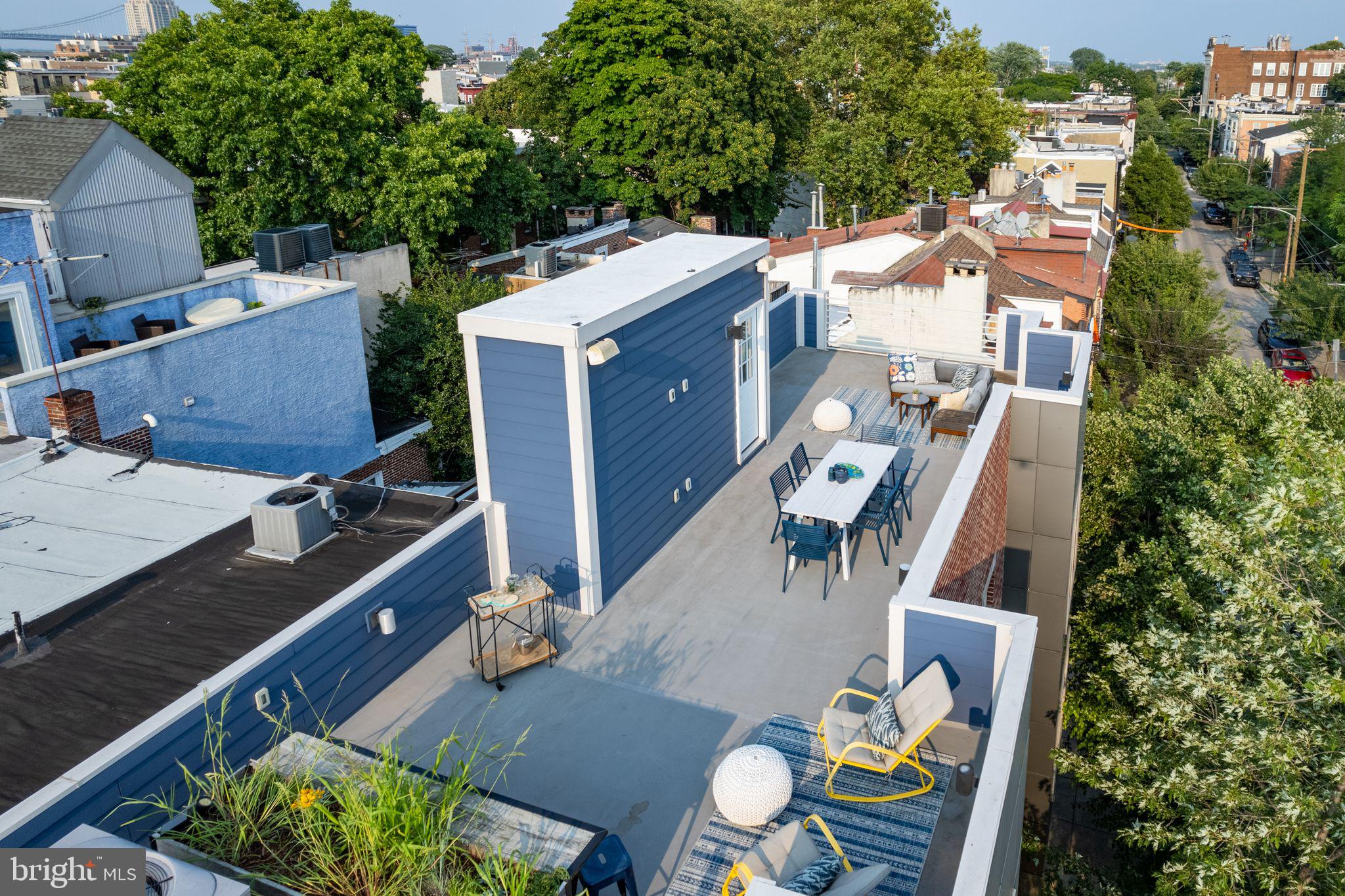 QUEEN VILLAGE - Residential