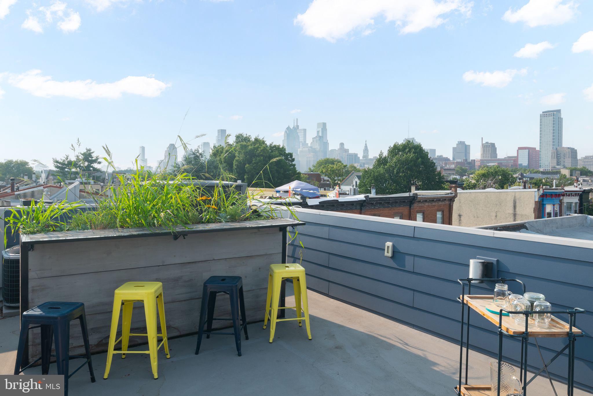 QUEEN VILLAGE - Residential