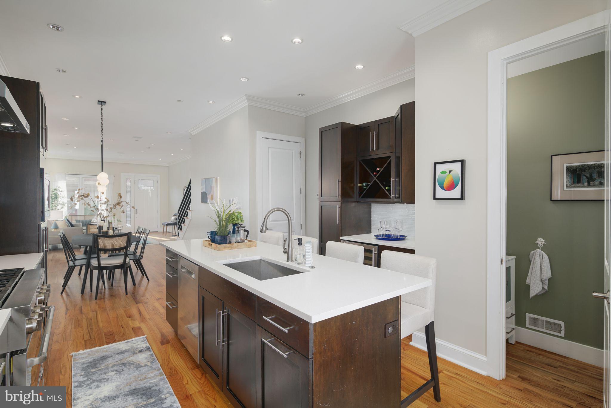 QUEEN VILLAGE - Residential