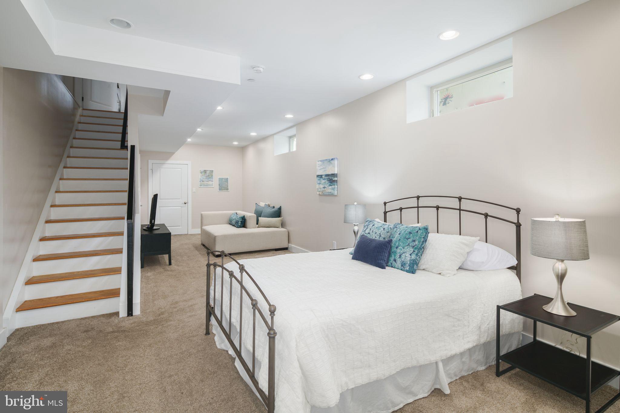 QUEEN VILLAGE - Residential