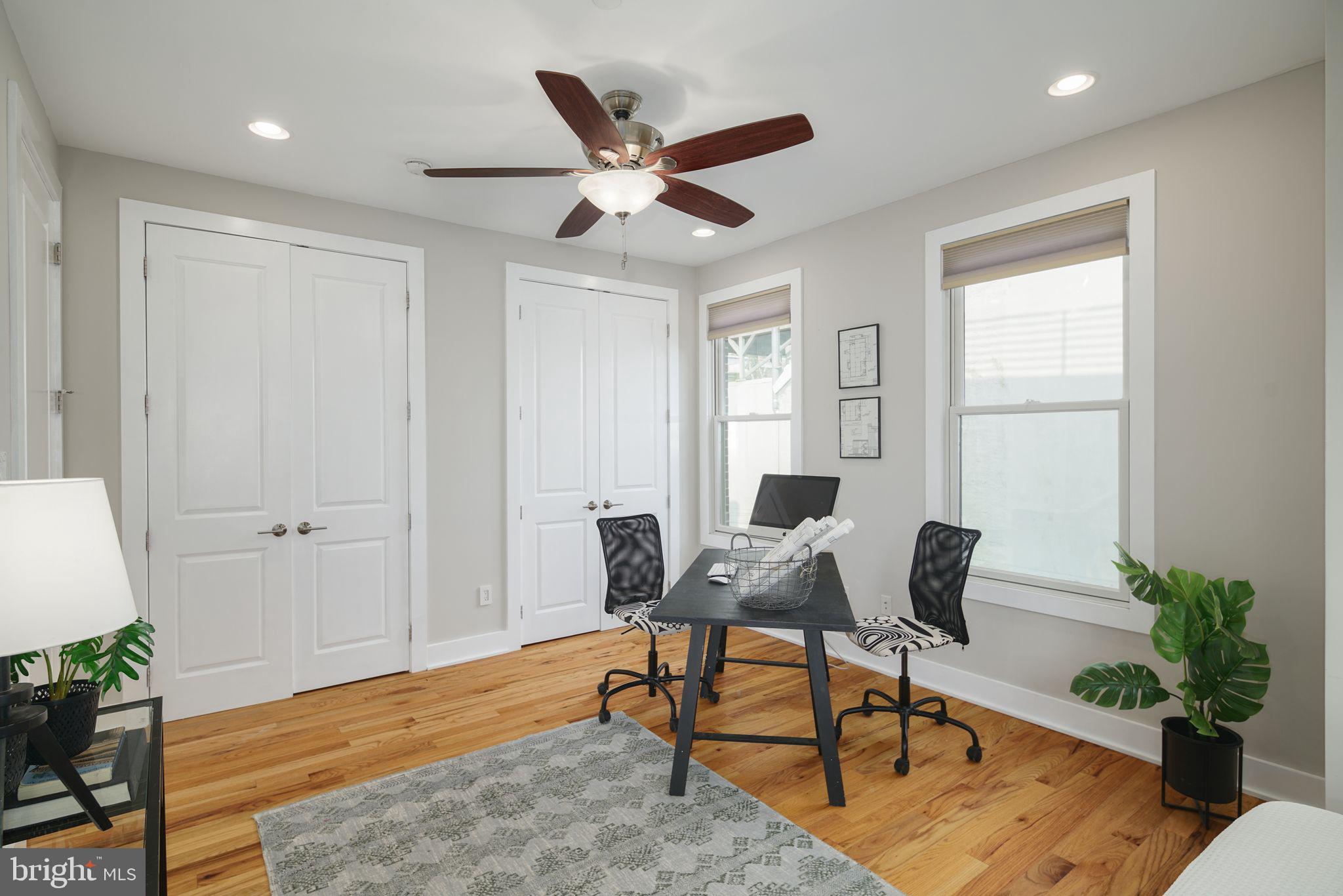 QUEEN VILLAGE - Residential