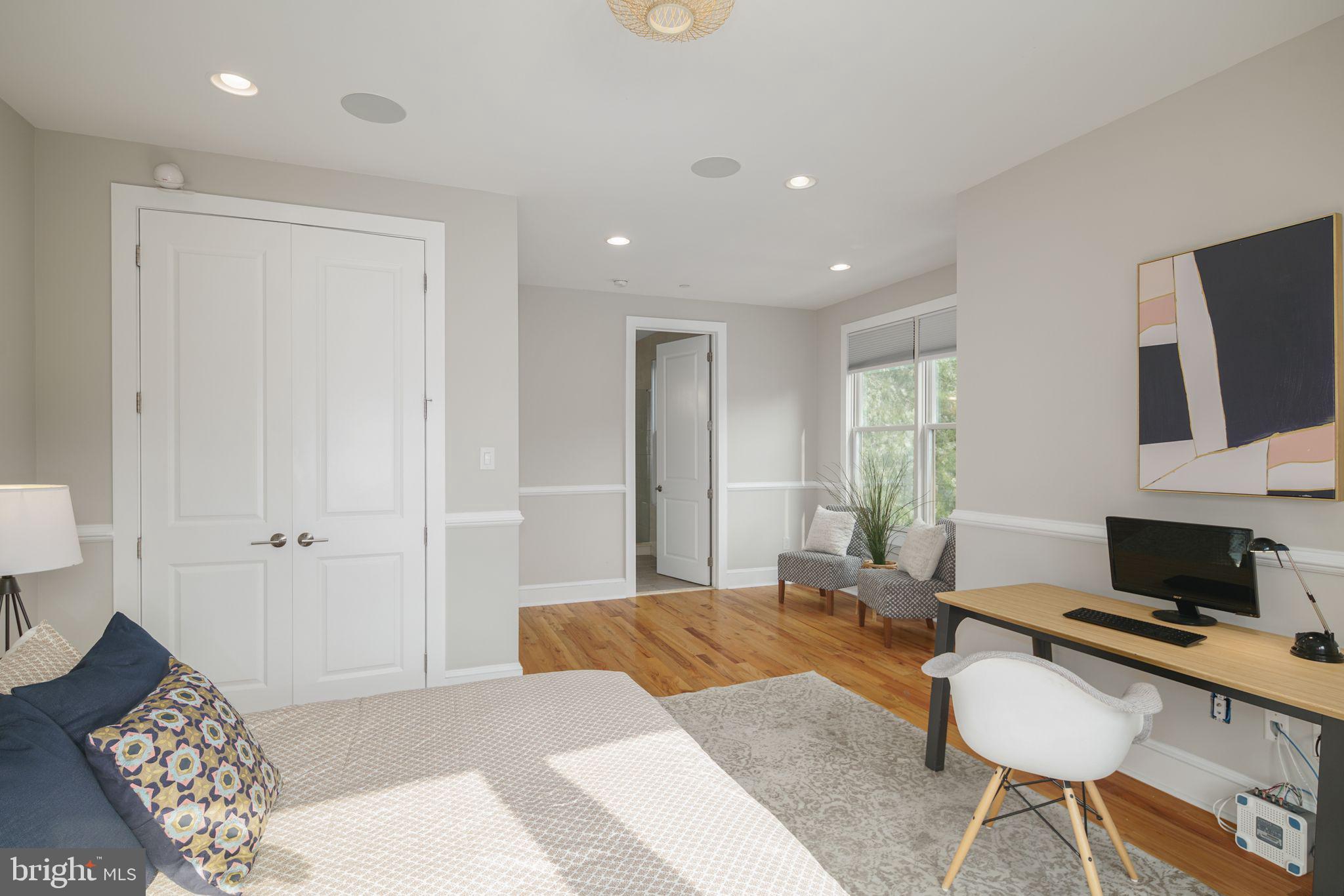 QUEEN VILLAGE - Residential