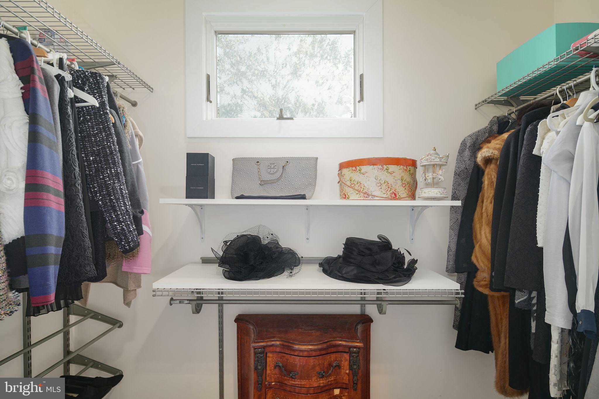 QUEEN VILLAGE - Residential