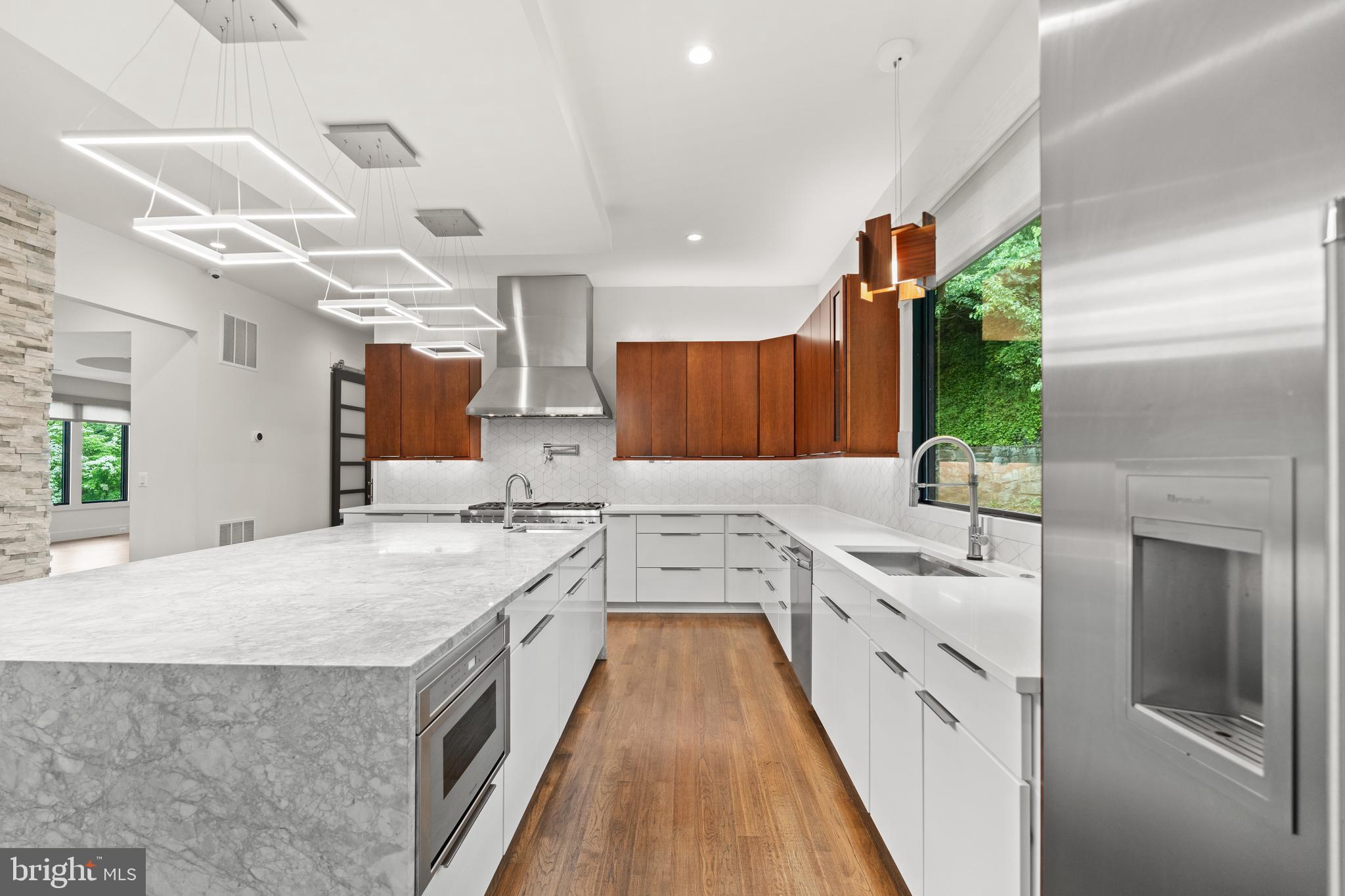 COUNTRY CLUB HILLS - Residential