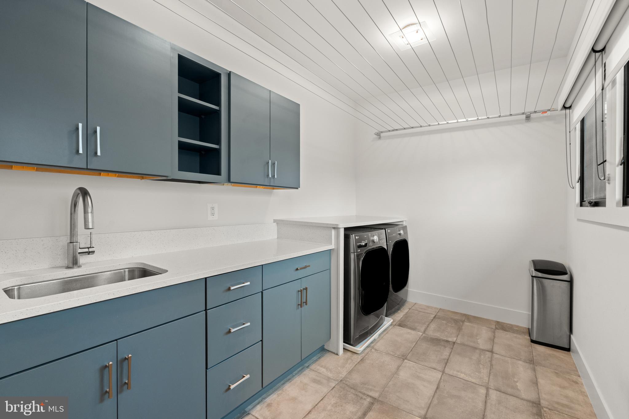 COUNTRY CLUB HILLS - Residential