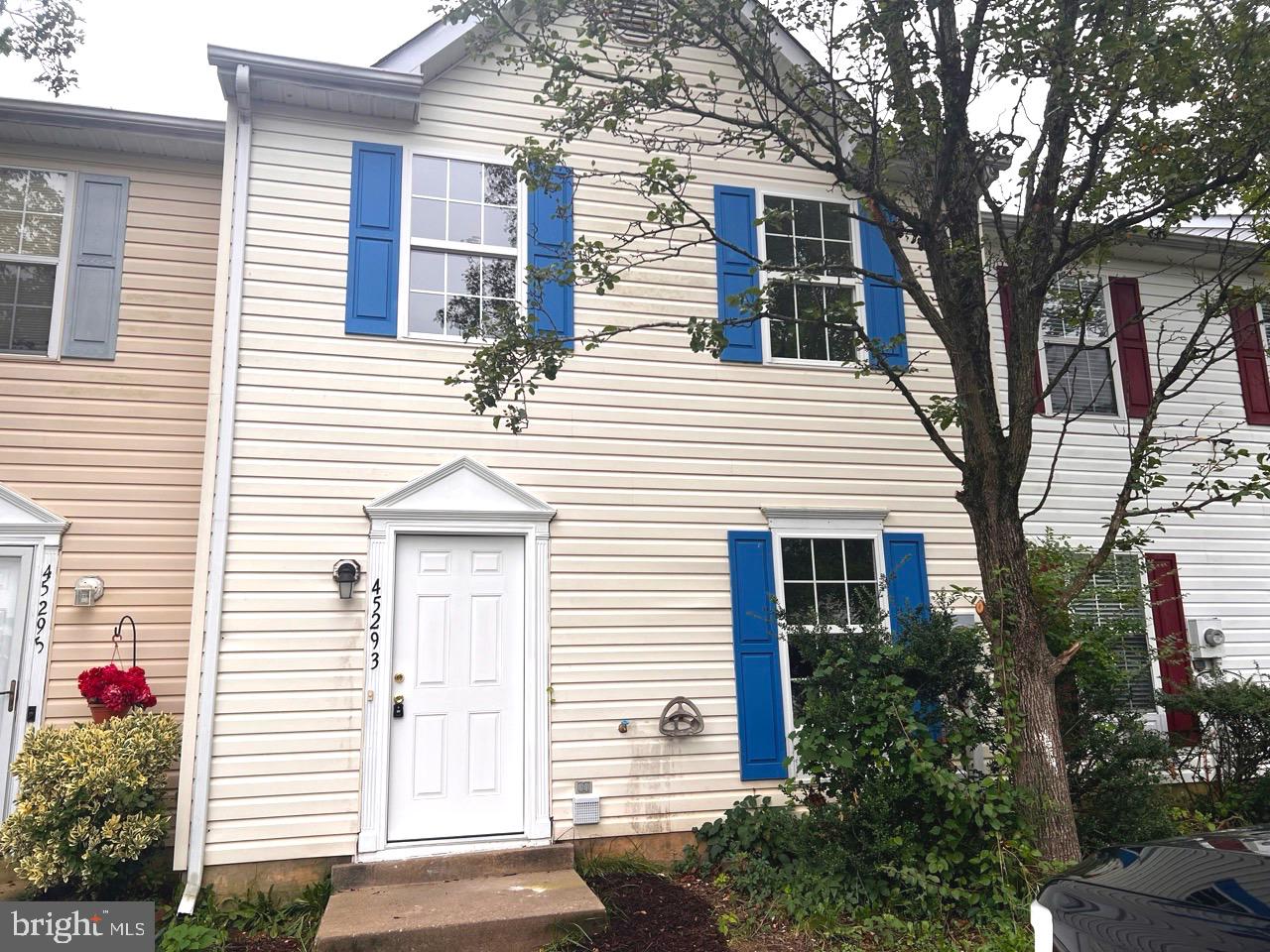 Welcome to Rumsford Lane!!! This 3 bedroom 1 and a half bath townhome located in California MD, is freshly renovated and ready for new tenants! the kitchen has new appliances, the entire first floor has new flooring, and improvements throughout the rest of the home. Its location in the Laurel Glen subdivision means that it is a short drive to all of the shoping and dining locations that you could think of. PAX River is also a short drive from this home. schedule your showing today!
To be considered for this home, a potential tenant must have a minimum credit score of 640 and the gross monthly income must be a minimum of 3X the amount of rent.