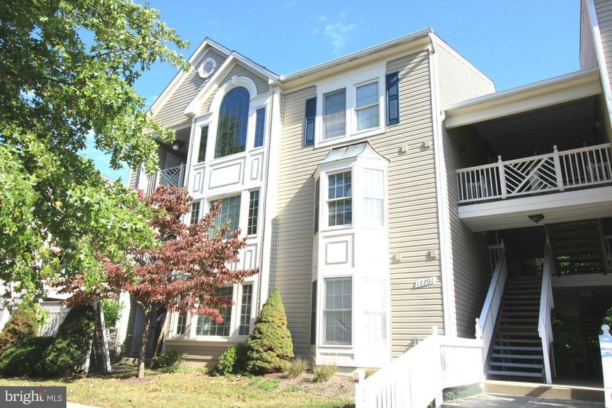 Beautiful 2BR, 2 full BA condo. End-unit w/ great light. New carpet/ fresh paint t-out. Open concept LR and DR w/ built-in shelves, FP, & marble hearth. Eat-in kit, SS appliances, built-in micro, pass through. Bonus den/sun room w/ balcony & water view. MBR large WIC & full MBR. Laundry room w/ storage. 2nd BR w/ bay window, large closet, & full BR.Near FFX Towne Center, Fair Oaks Mall, Wegmans.