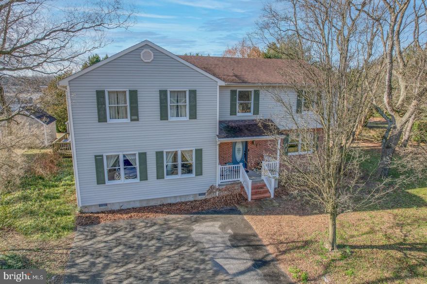 OPEN FLOOR PLAN. SPACIOUS 4 BEDROM 2.5 BATHS ON 1/2 ACRE LOT.  NO CRAZY TOWN TAXES.  LARGE PRIMARY BEDROOM. OVER 2500SF OF LIVING SPACE. RELAX WITH YOUR MORNING COFFEE ON YOUR DECK. CLOSE TO TOWN BUT NOT CLOSE TO ALL THE HUSTLE AND BUSTLE. COME AND SEE FOR YOURSELF. FAMILY ROOM OFF OF DINING ROOM PERFECT FOR FAMILY EVENTS.