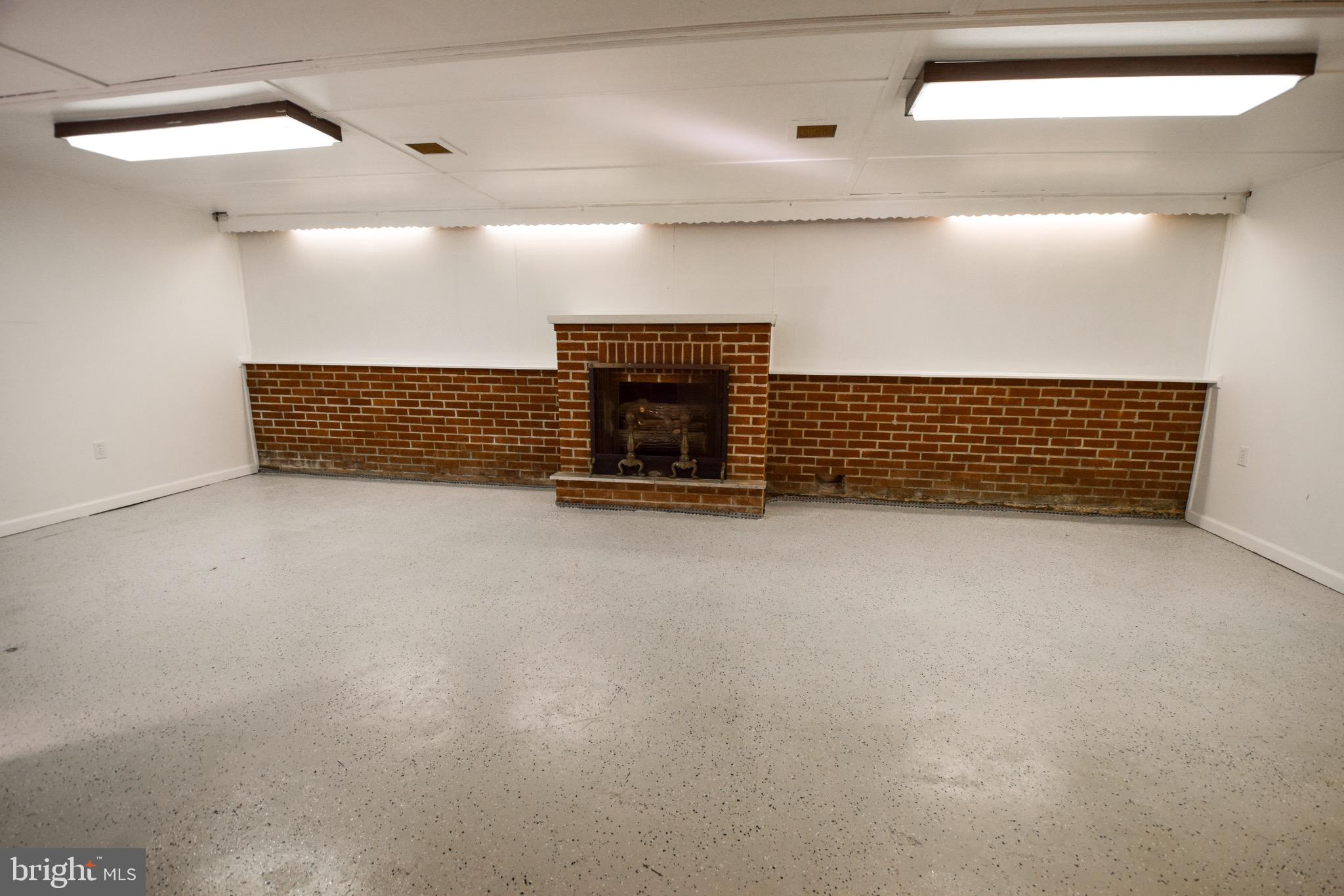 ROSELAND HEIGHTS - Residential Lease