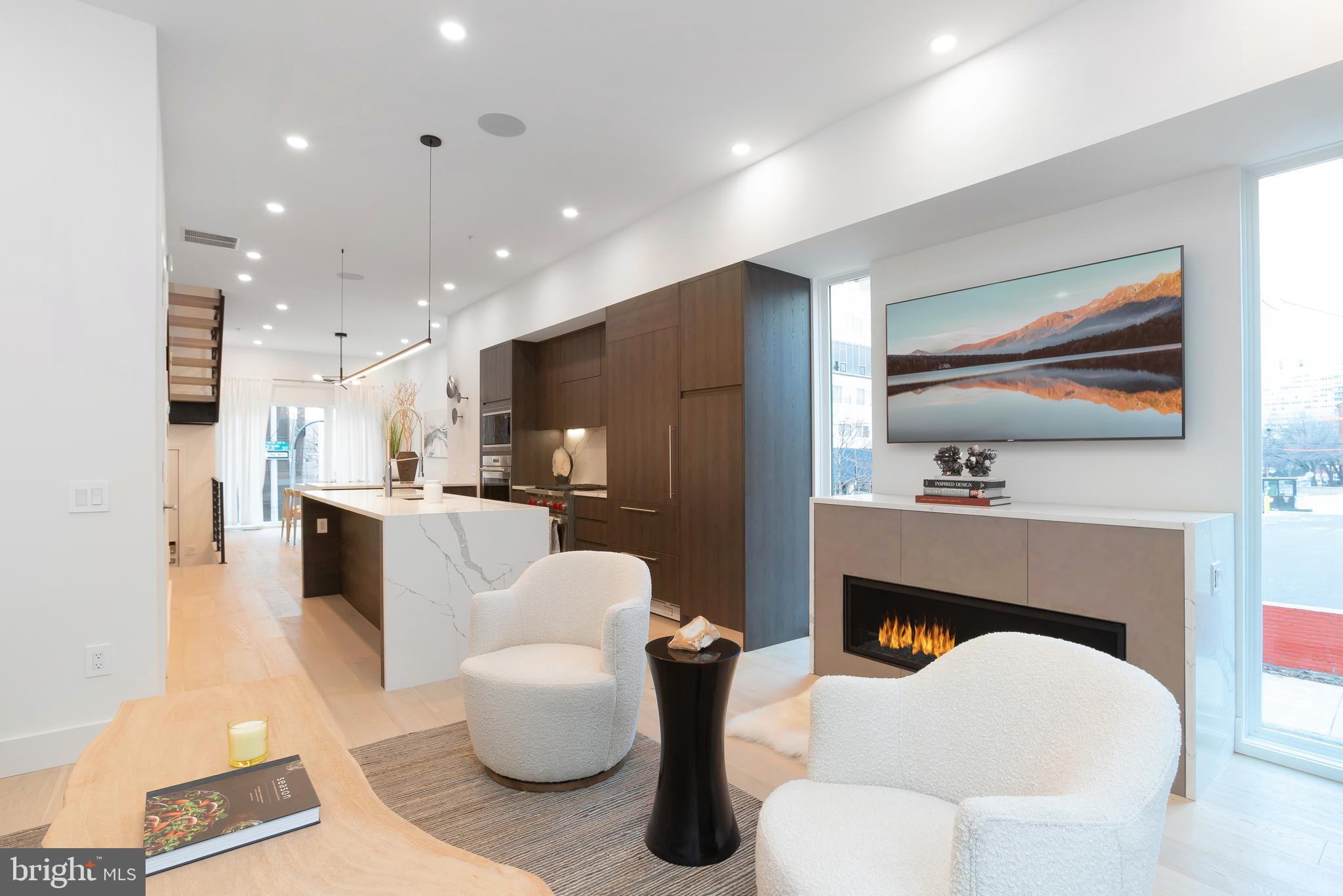 LOGAN SQUARE - Residential