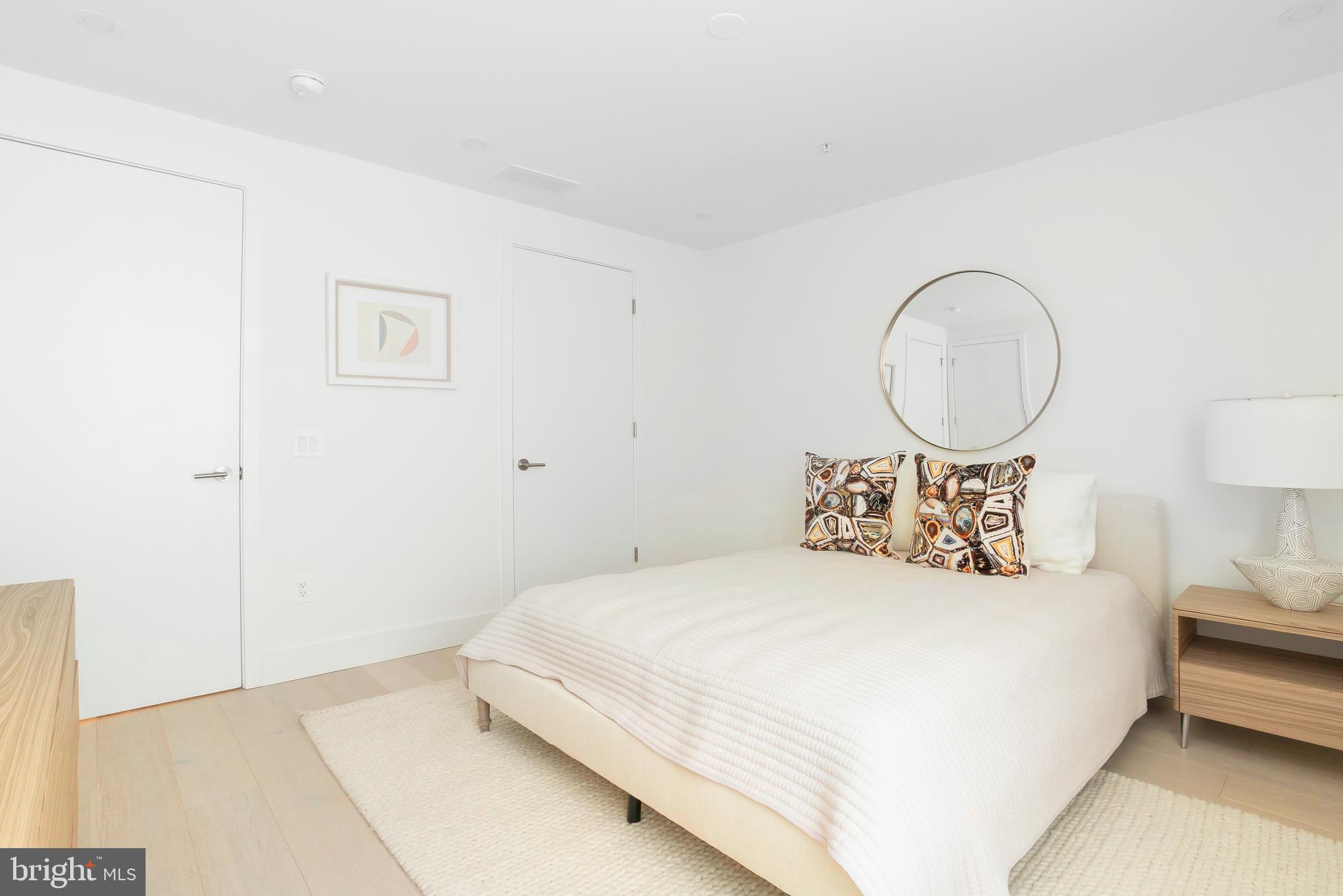 LOGAN SQUARE - Residential