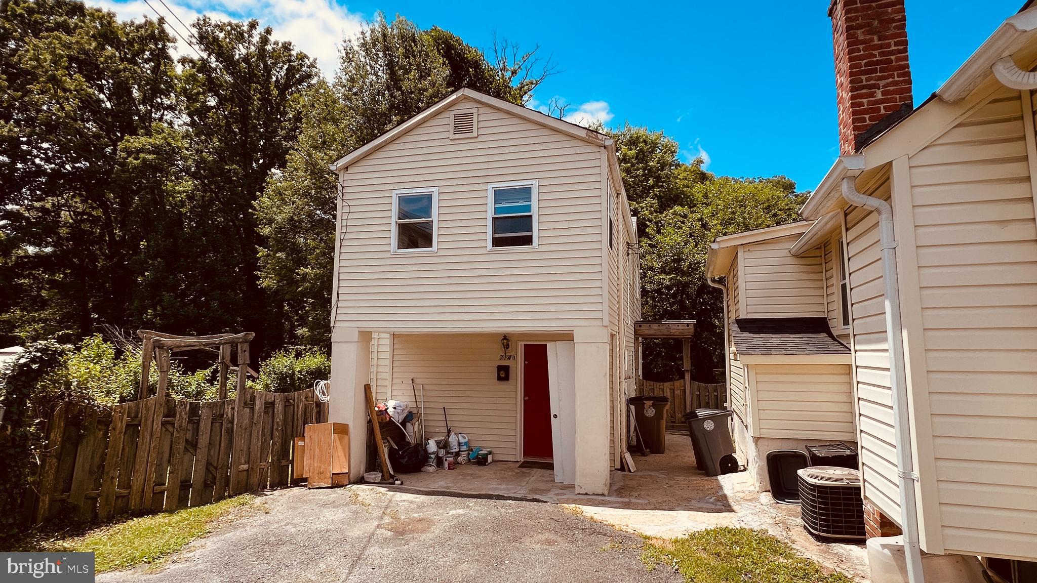 Two levels Colonial Single family house with 3 bedrooms, 2 full baths. Wood floor on all levels. Large kitchen and living room. Washer/Dryer in house. Walking distance to Rockville Metro.