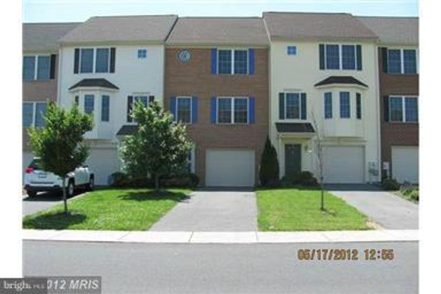 Newly renovated Townhouse in Hammond Mills Subdivision. New paint inside and out, new refrig w/ice maker, new Berbercarpet, vinyl and hardwood floors, recessed lighting, ceiling fans, blinds on all windows, new washer and dryer, and garage dooropener.Three finished levels w/1740 sq ft. New schools within walking distance. Great location for teachers! Close to I81, shoppingand dinning.