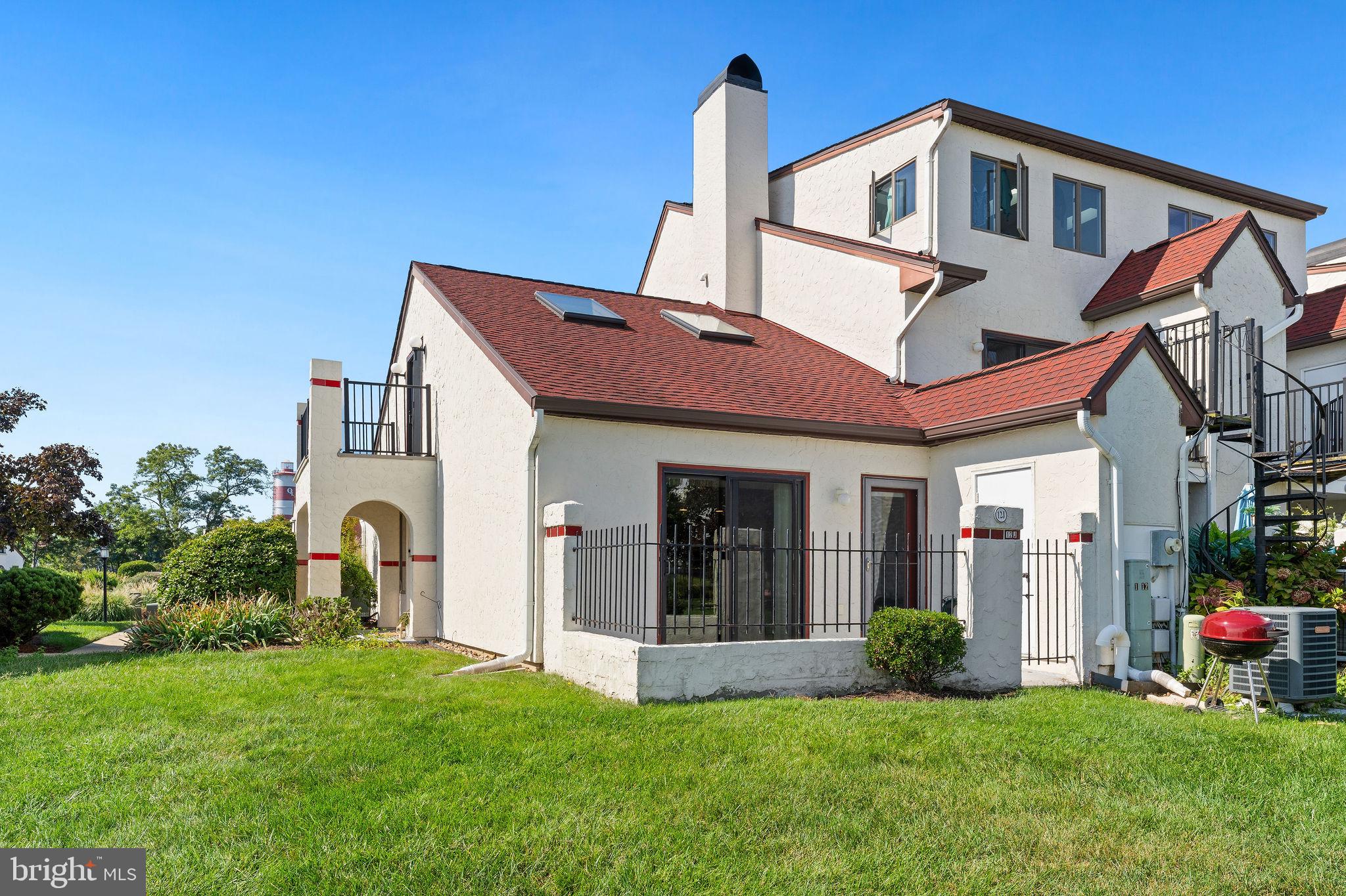 12 QUEEN ANNE WAY J