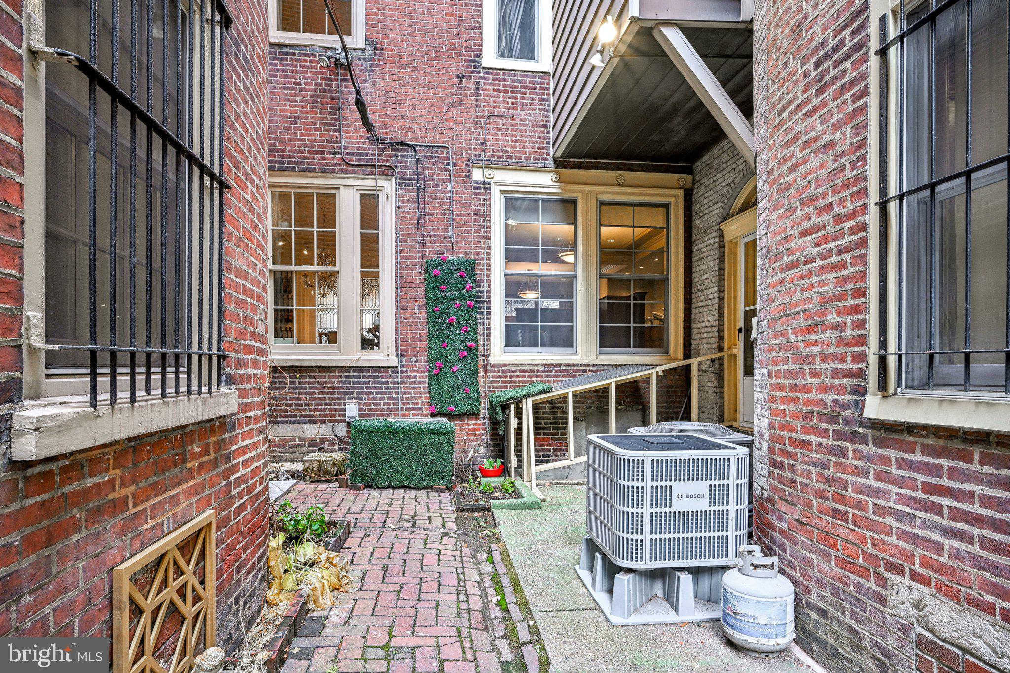 RITTENHOUSE SQUARE - Residential Income