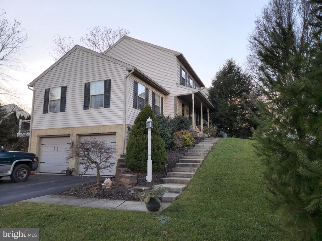 Photo of 39 HEMLOCK DR, LANCASTER, PA 17602 (MLS # PALA2030178)
