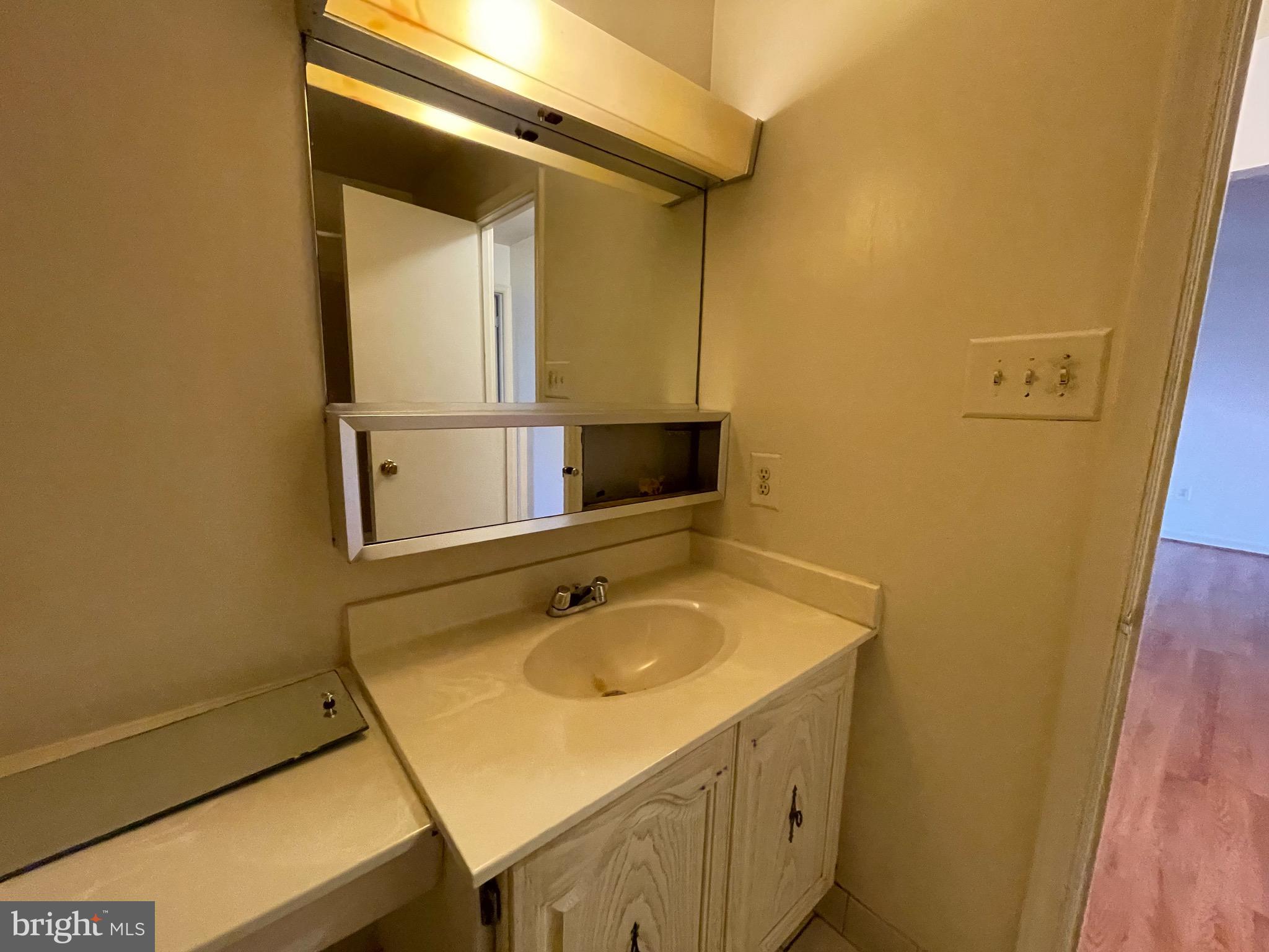 OLD GEORGETOWN VILLAGE - Residential Lease