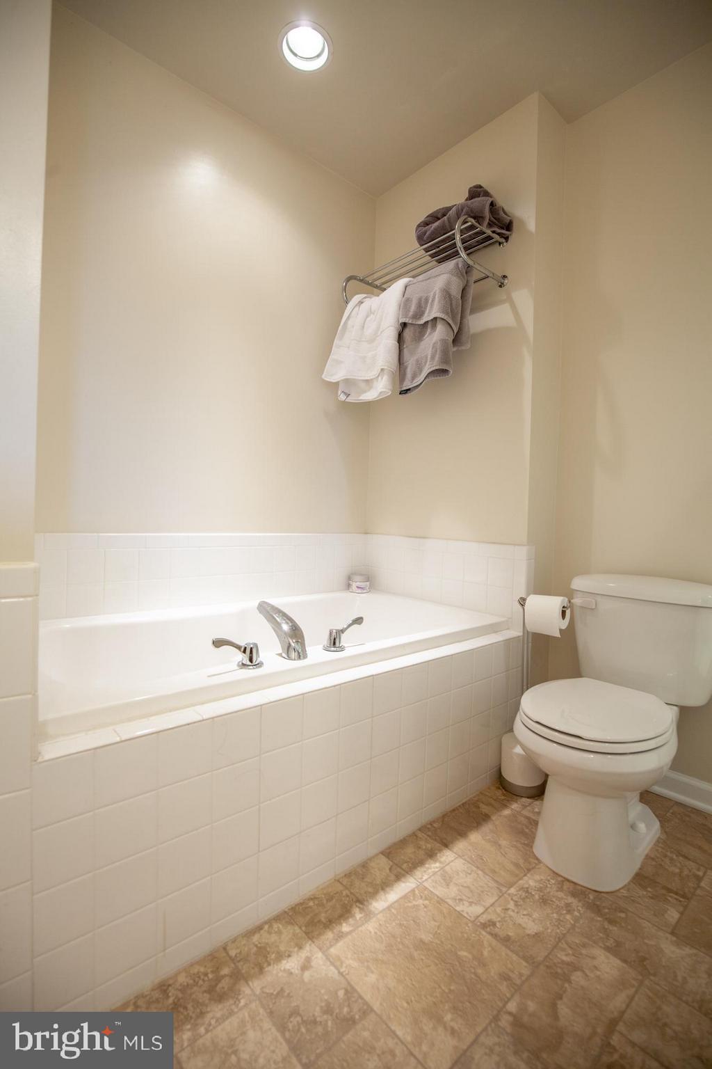 LAKELAND PLACE - Residential Lease